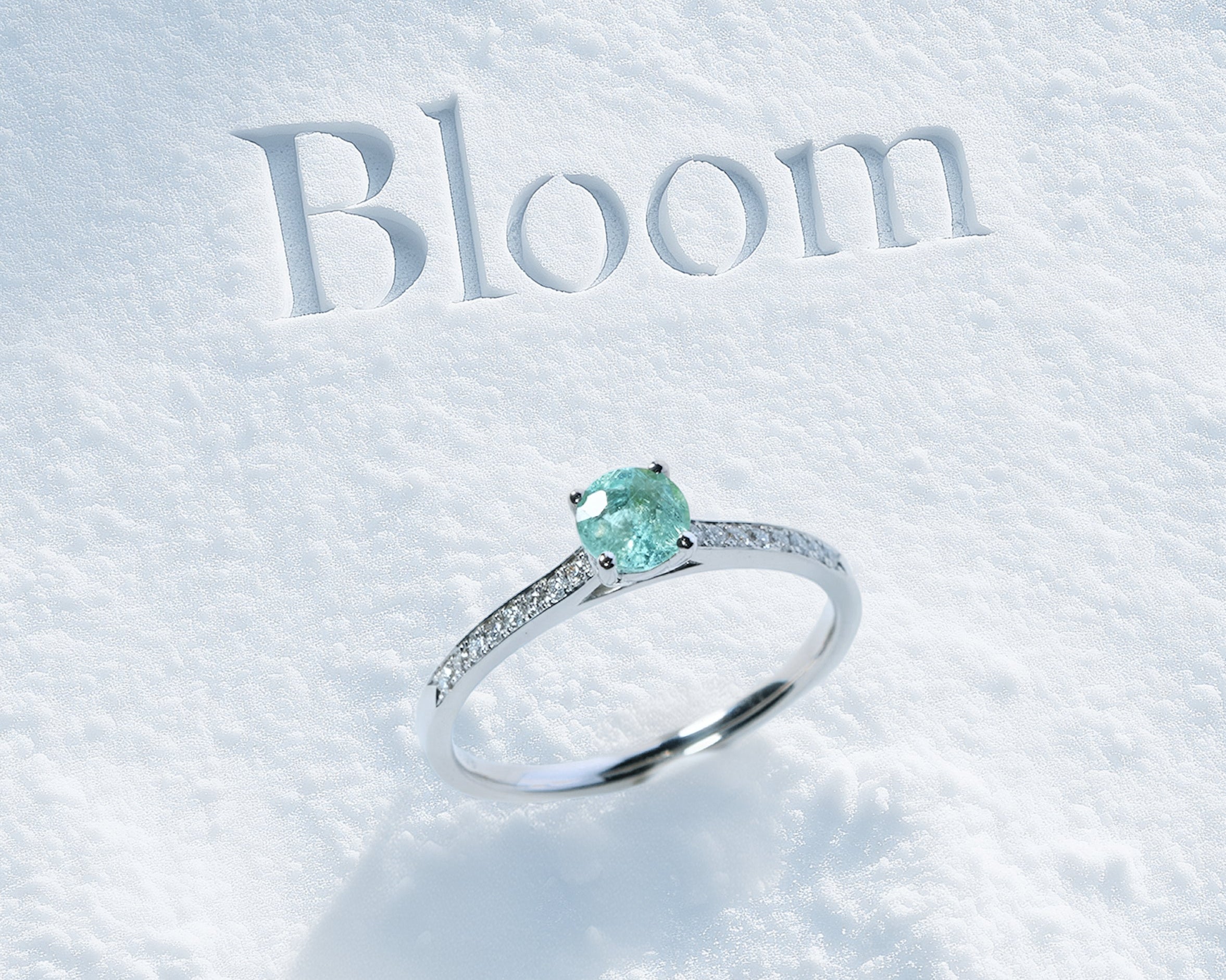 雪に彫られた『Bloom』の文字とパライバトルマリンのリング｜440 Bloom 2026 展示会