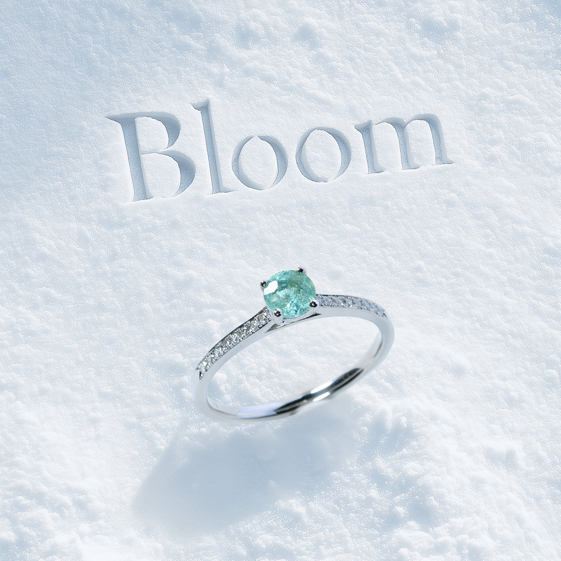 雪に彫られた『Bloom』の文字とパライバトルマリンのリング｜440 Bloom 2026 展示会