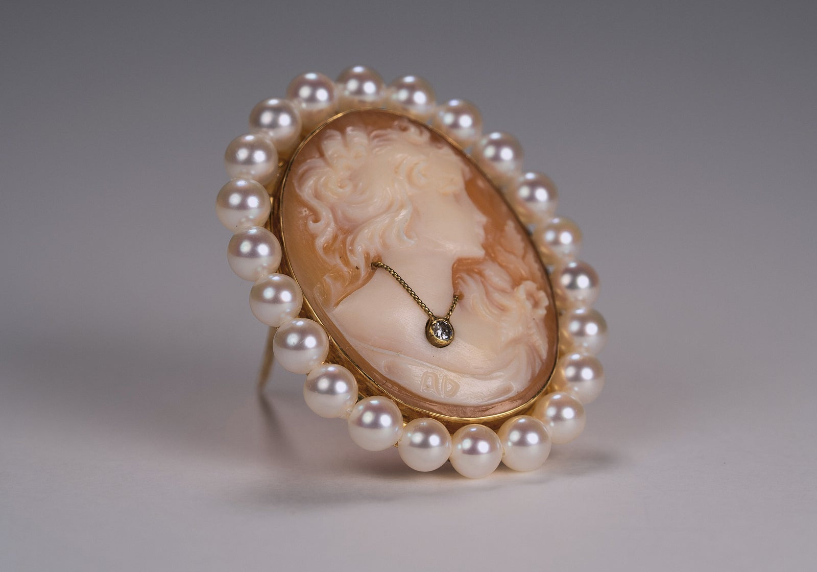 リフォーム後のカメオとパールのブローチ