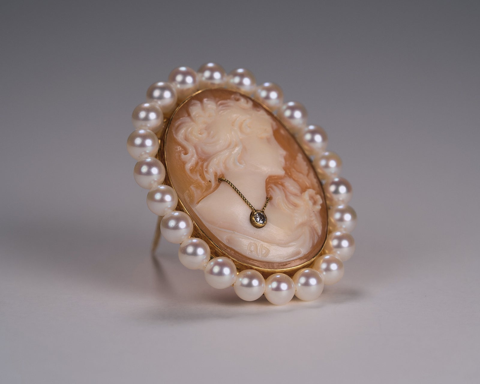 リフォーム後のカメオとパールのブローチ