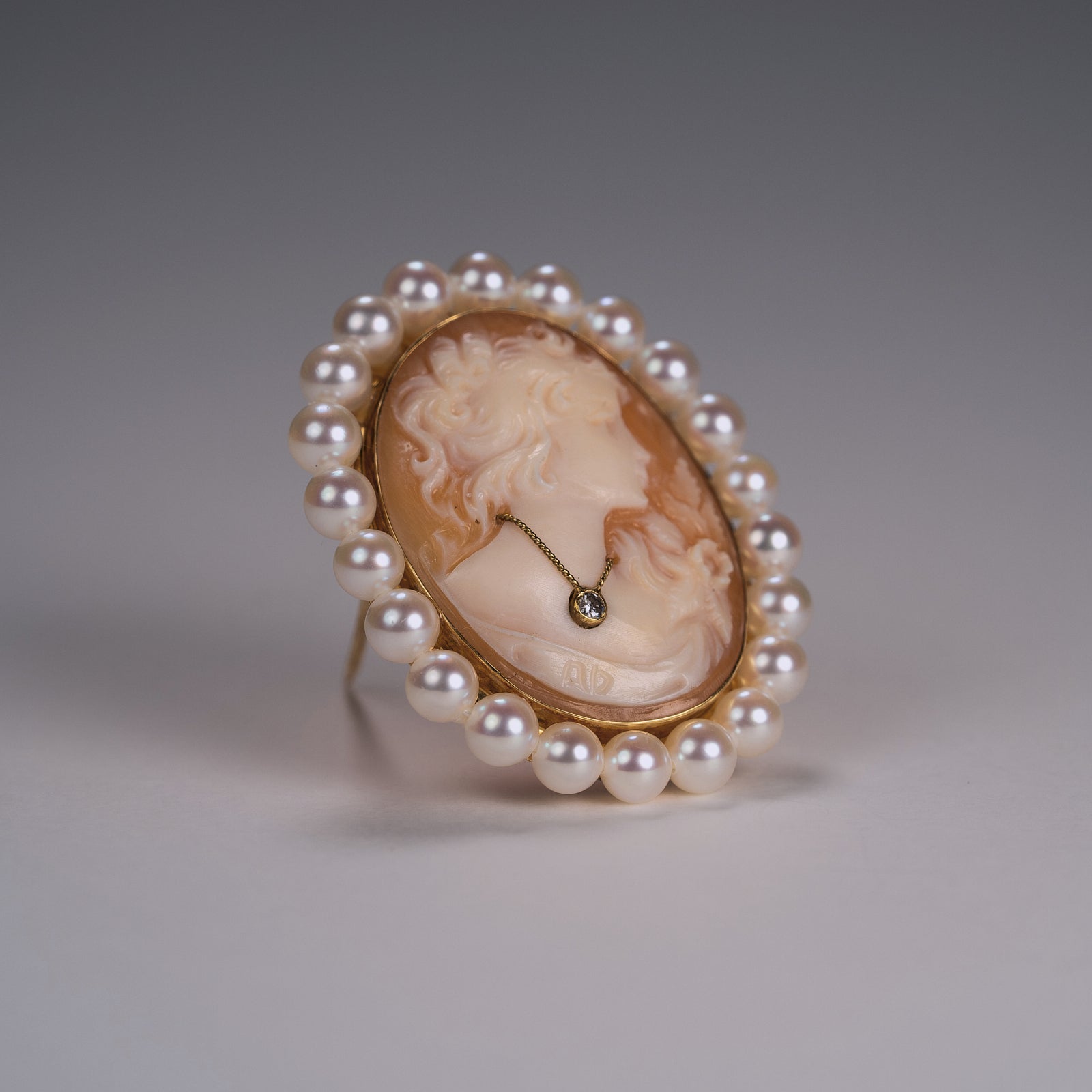 リフォーム後のカメオとパールのブローチ