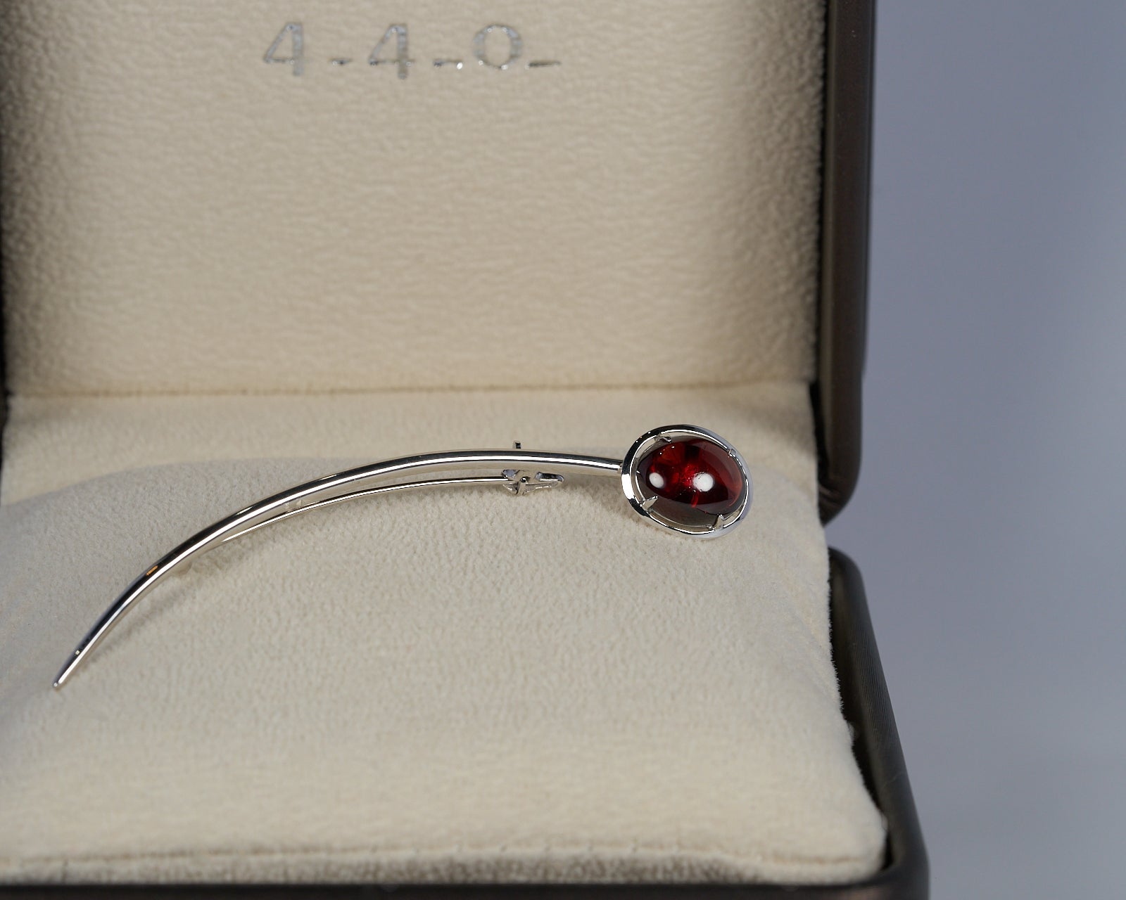 リフォーム後の赤色石のブローチ