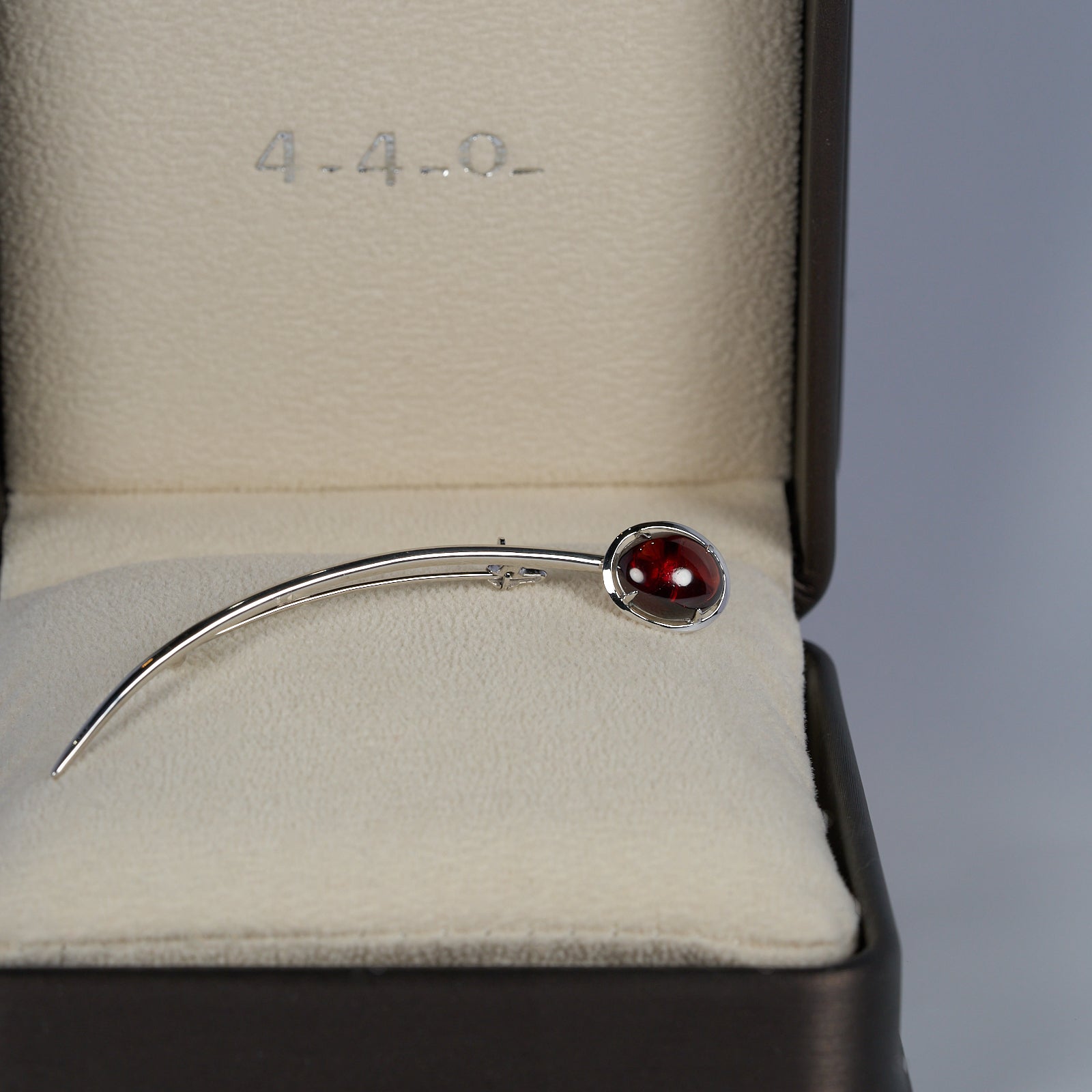 リフォーム後の赤色石のブローチ