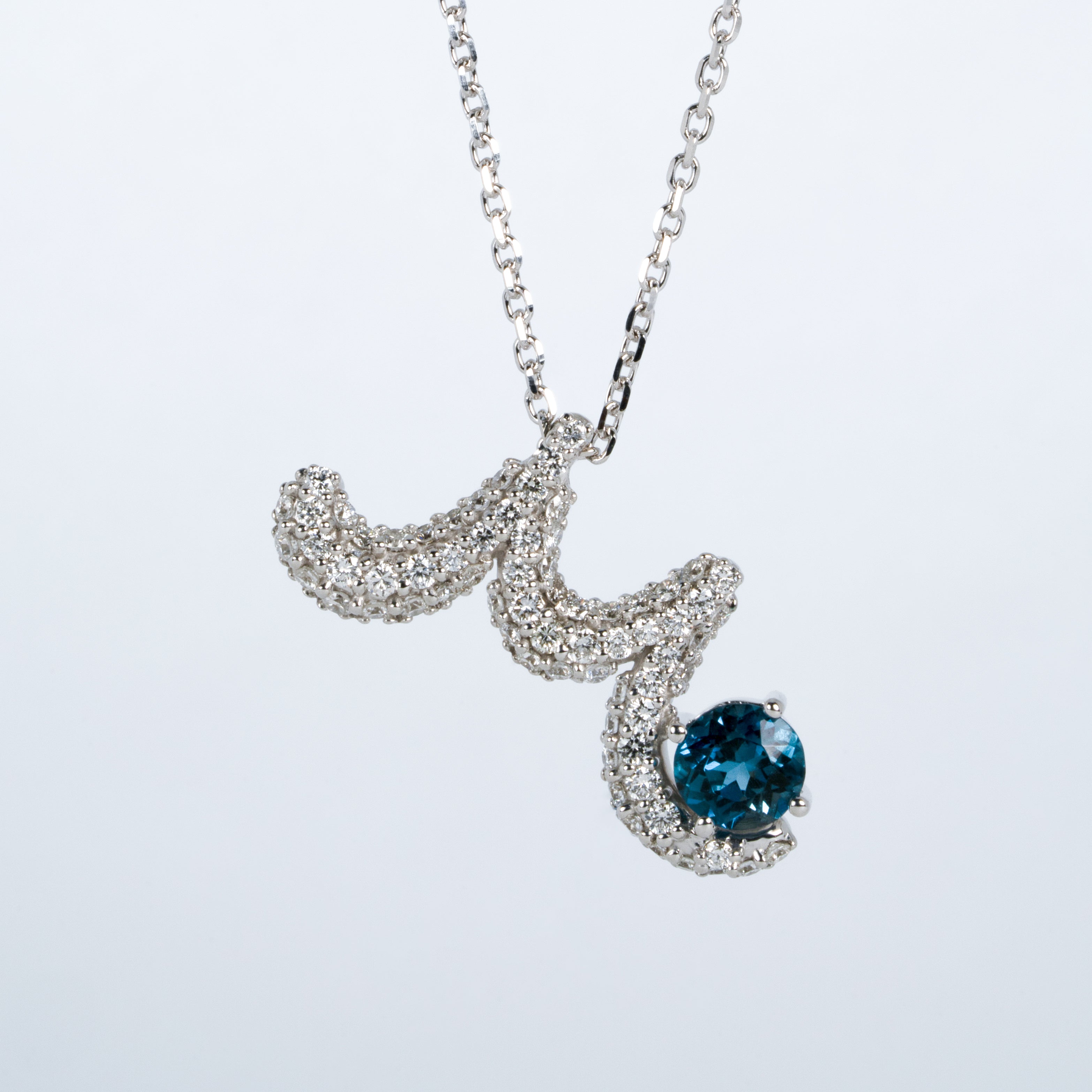 ブルートパーズのネックレス