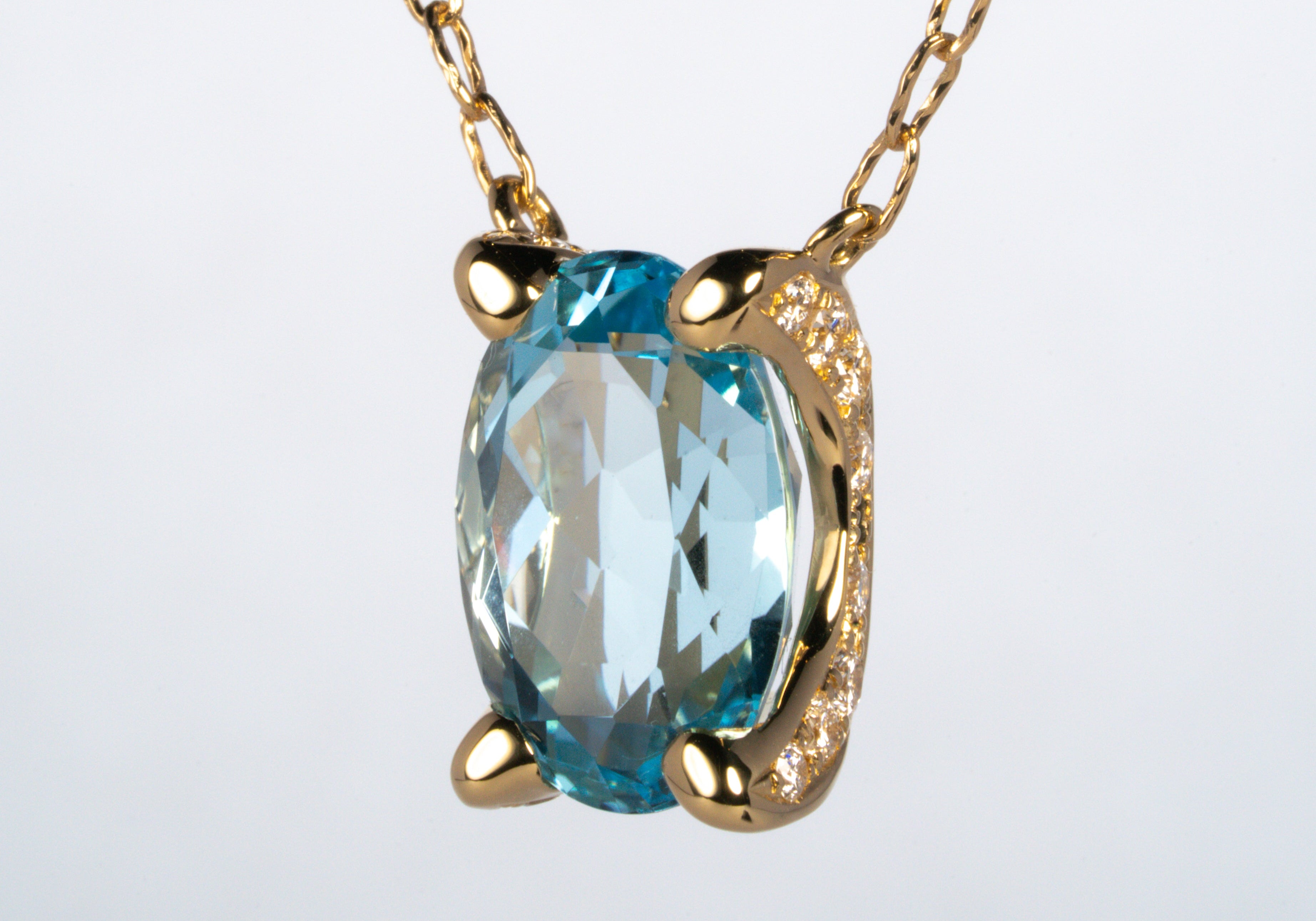 ブルートパーズのネックレス