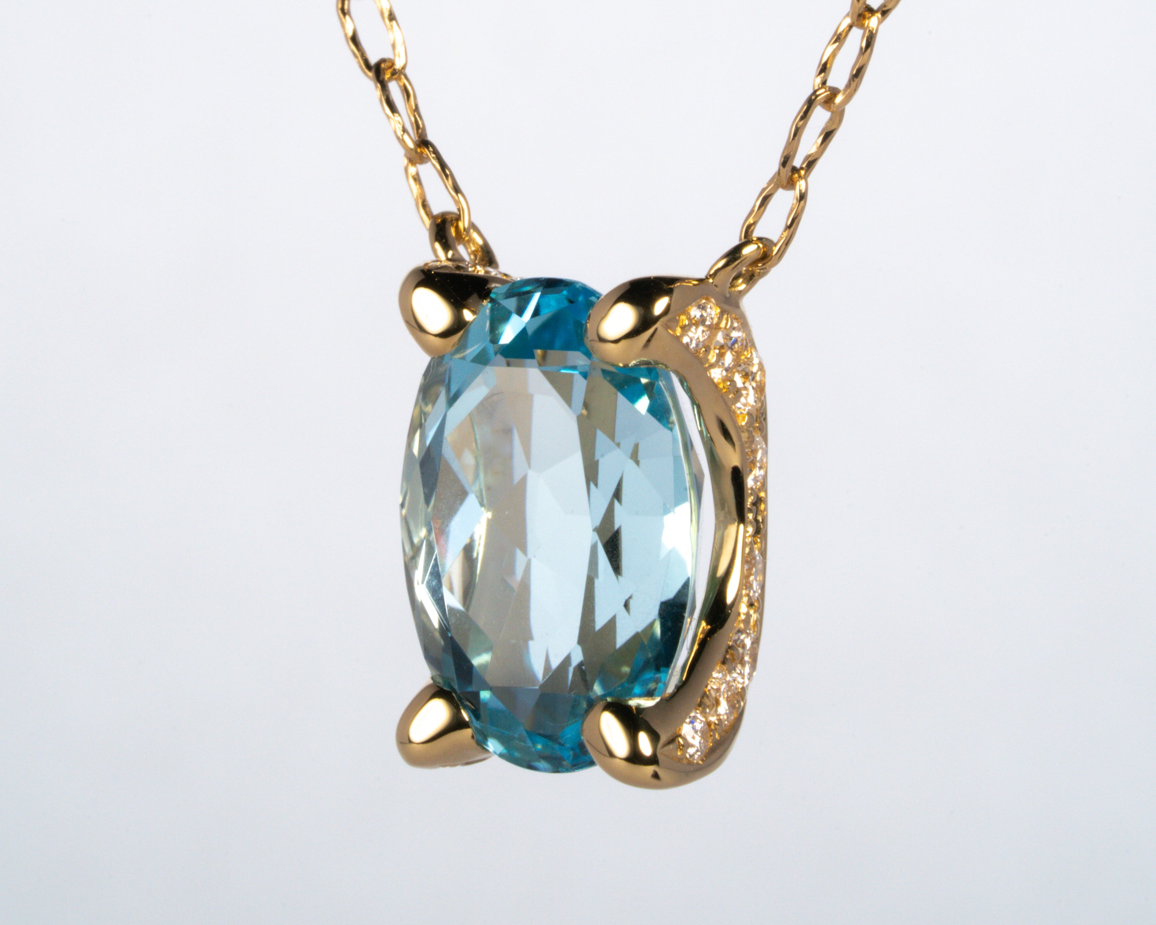 ブルートパーズのネックレス