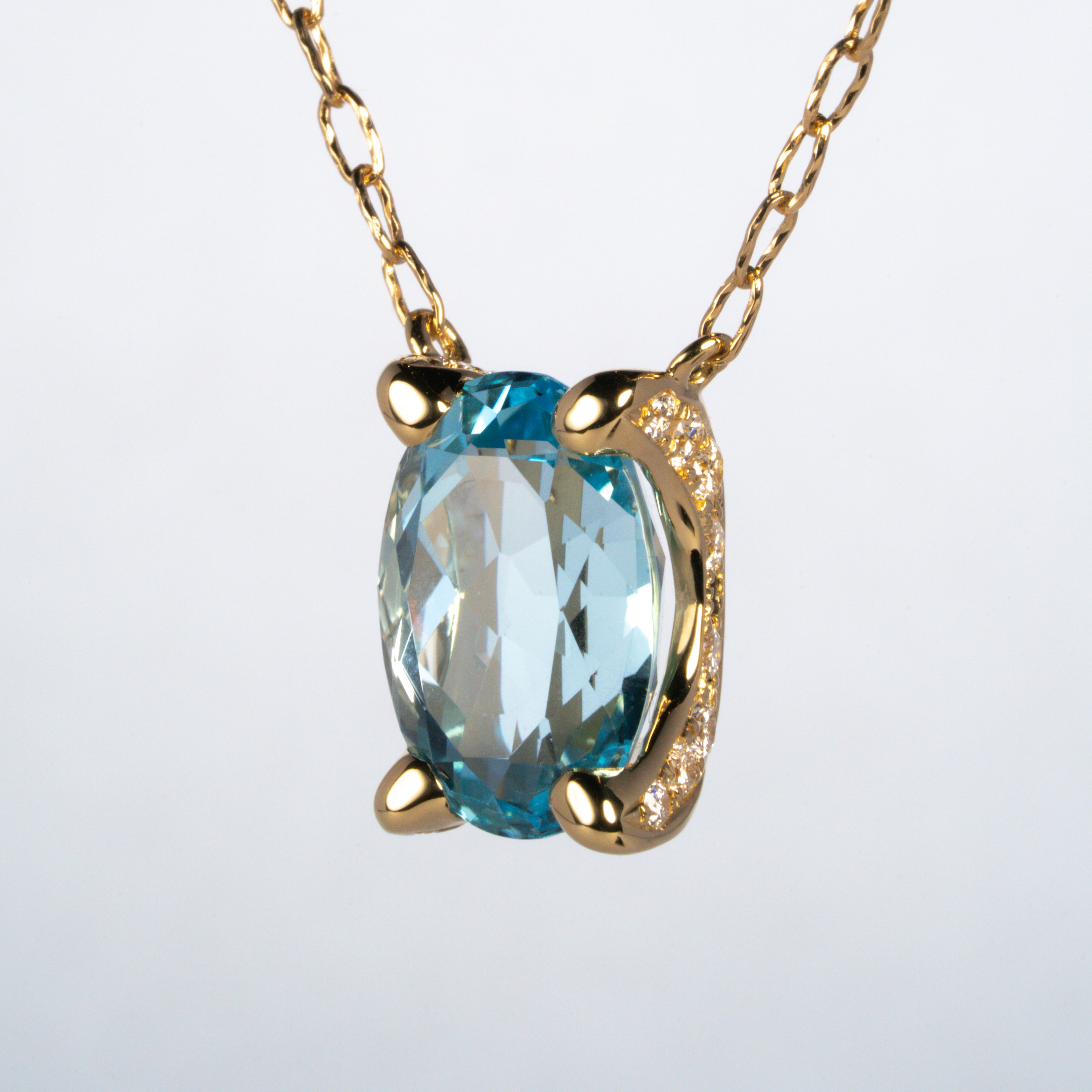 ブルートパーズのネックレス