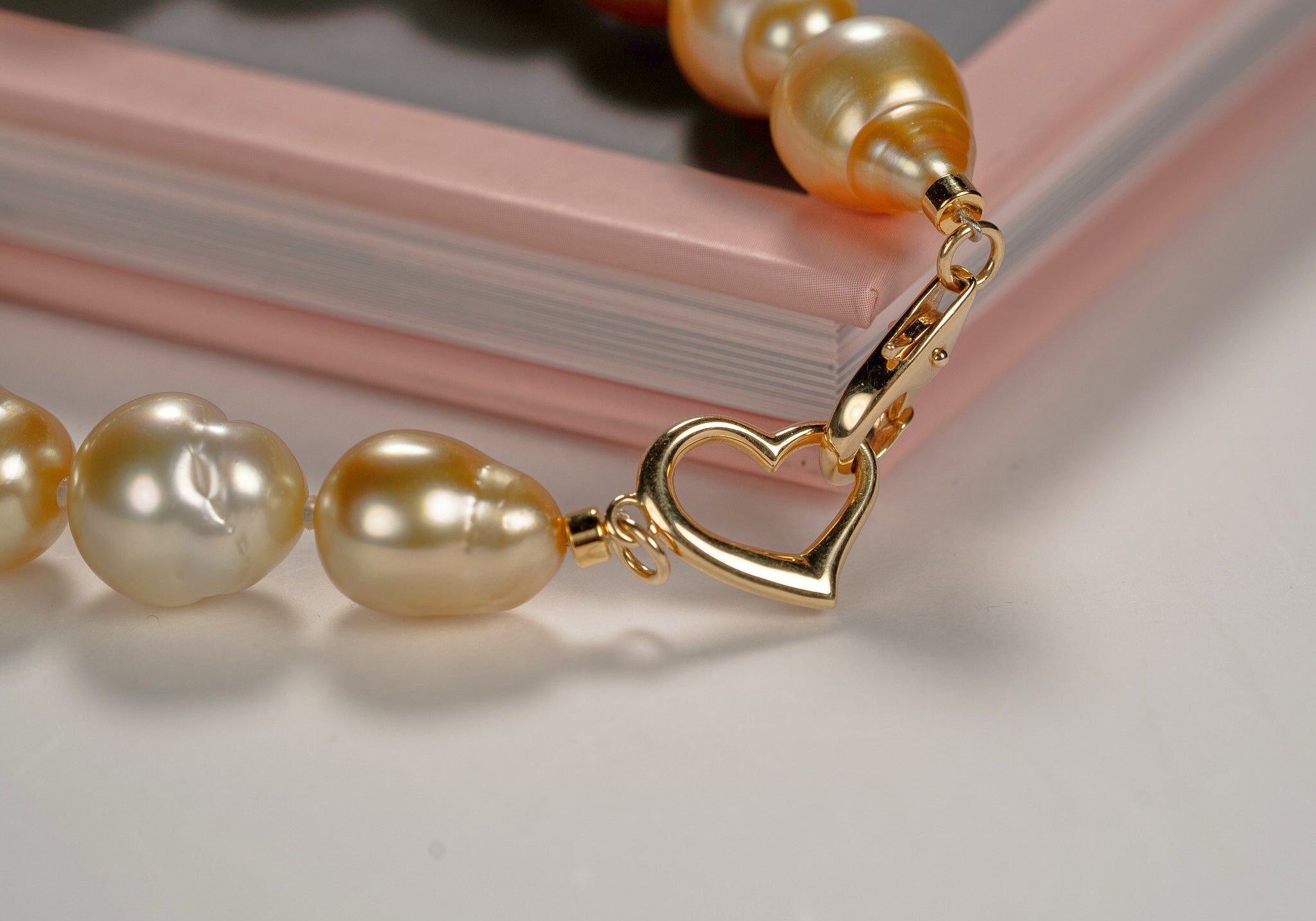 完成したマルチカラーの南洋バロックパールブレスレット