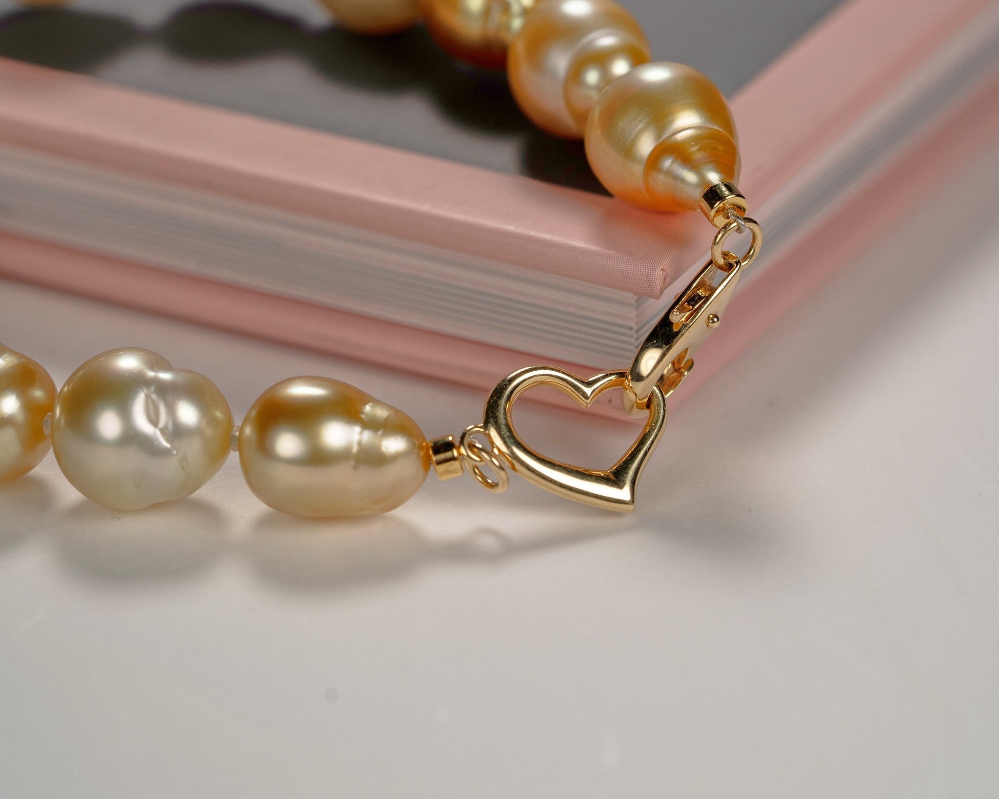 完成したマルチカラーの南洋バロックパールブレスレット