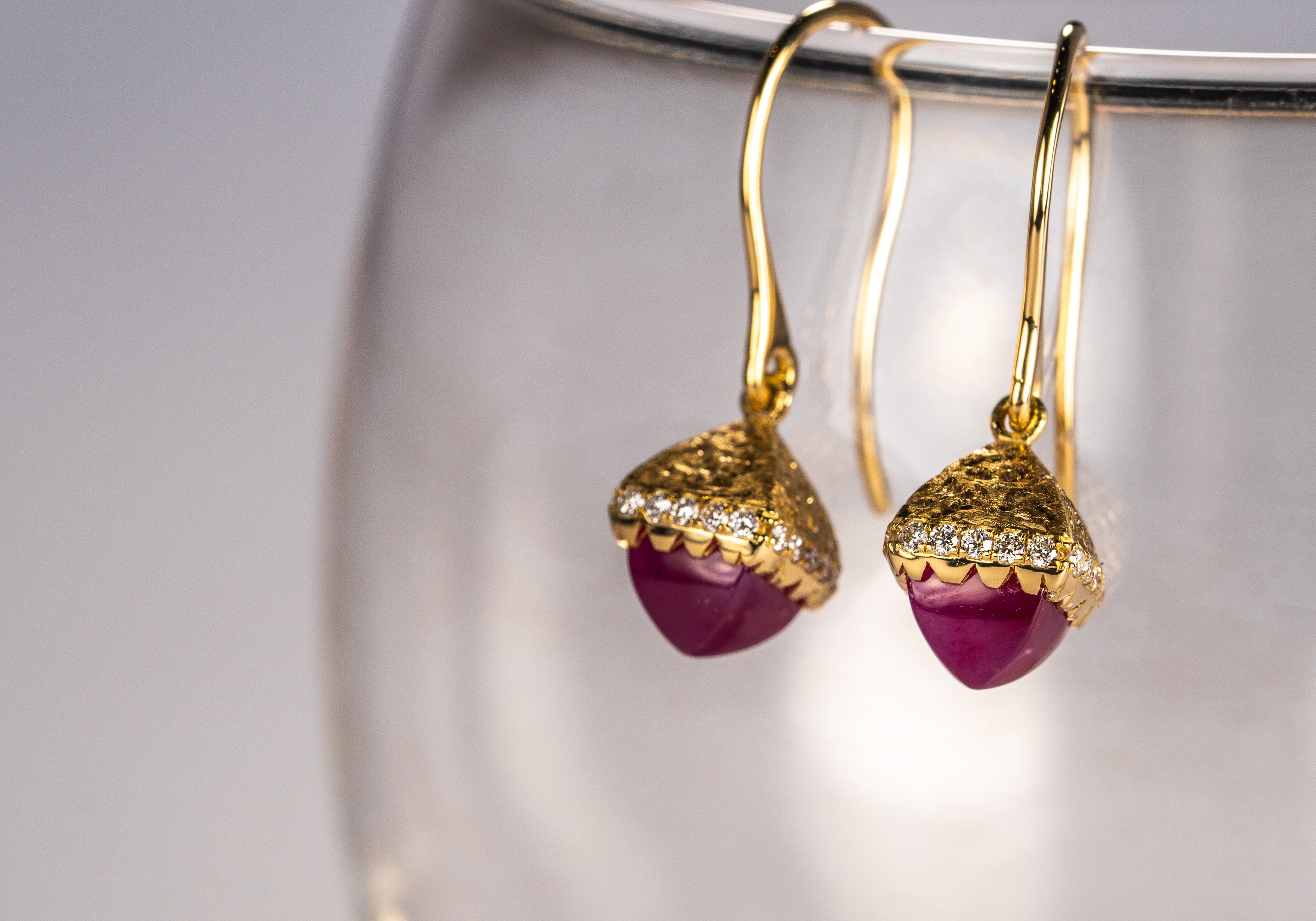 シュガーローフカットのルビーピアス