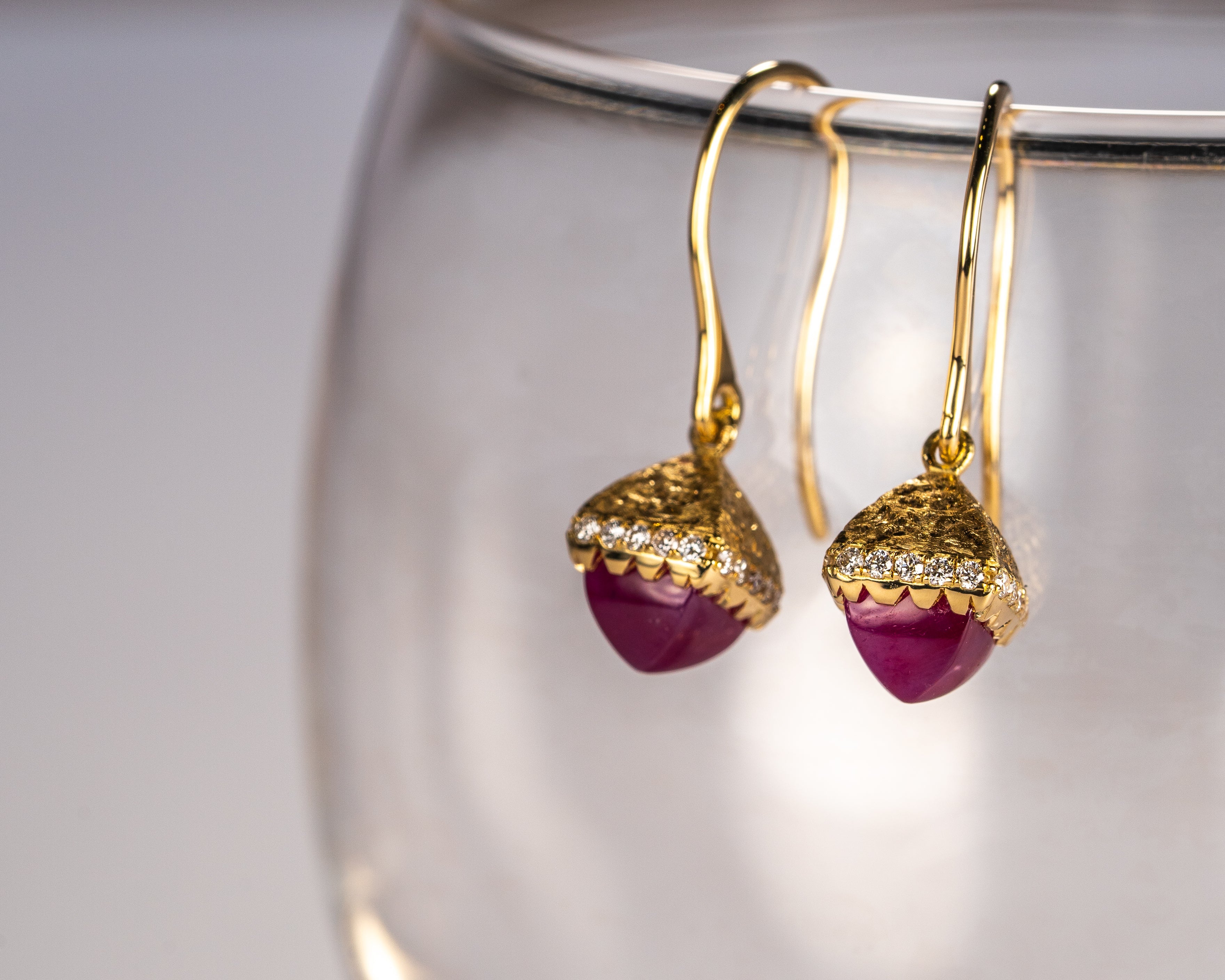 シュガーローフカットのルビーピアス