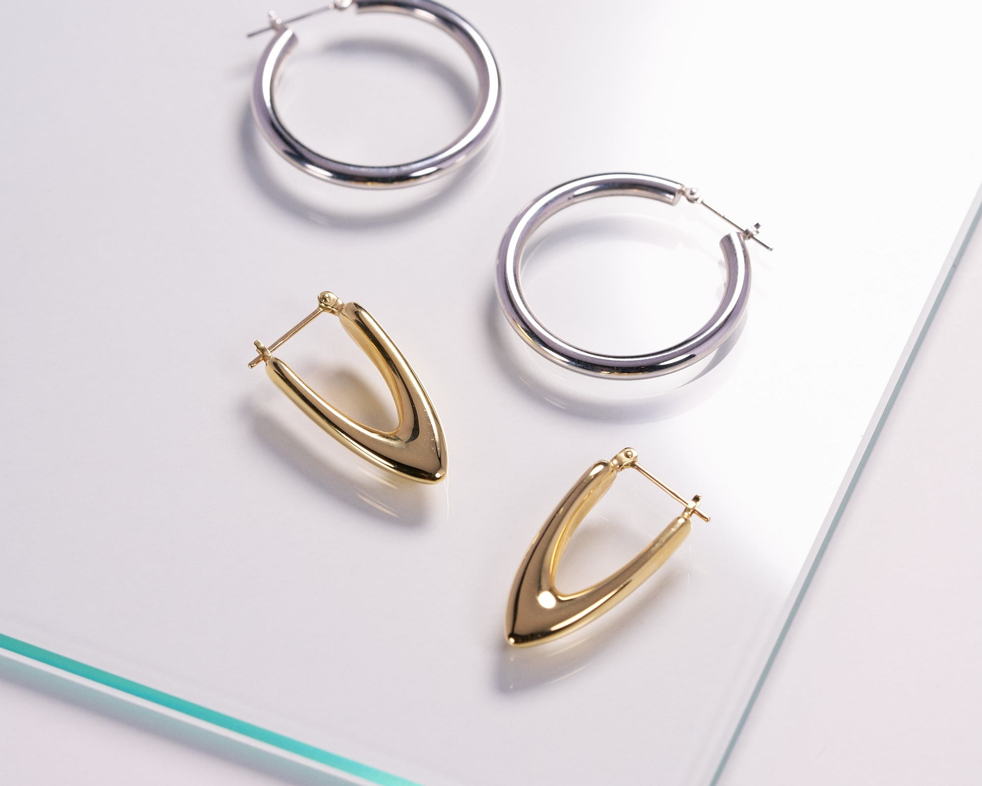 シルバーのシンプルフープピアスとゴールドの大ぶり地金ピアス｜440showroom 夏のピアスフェア