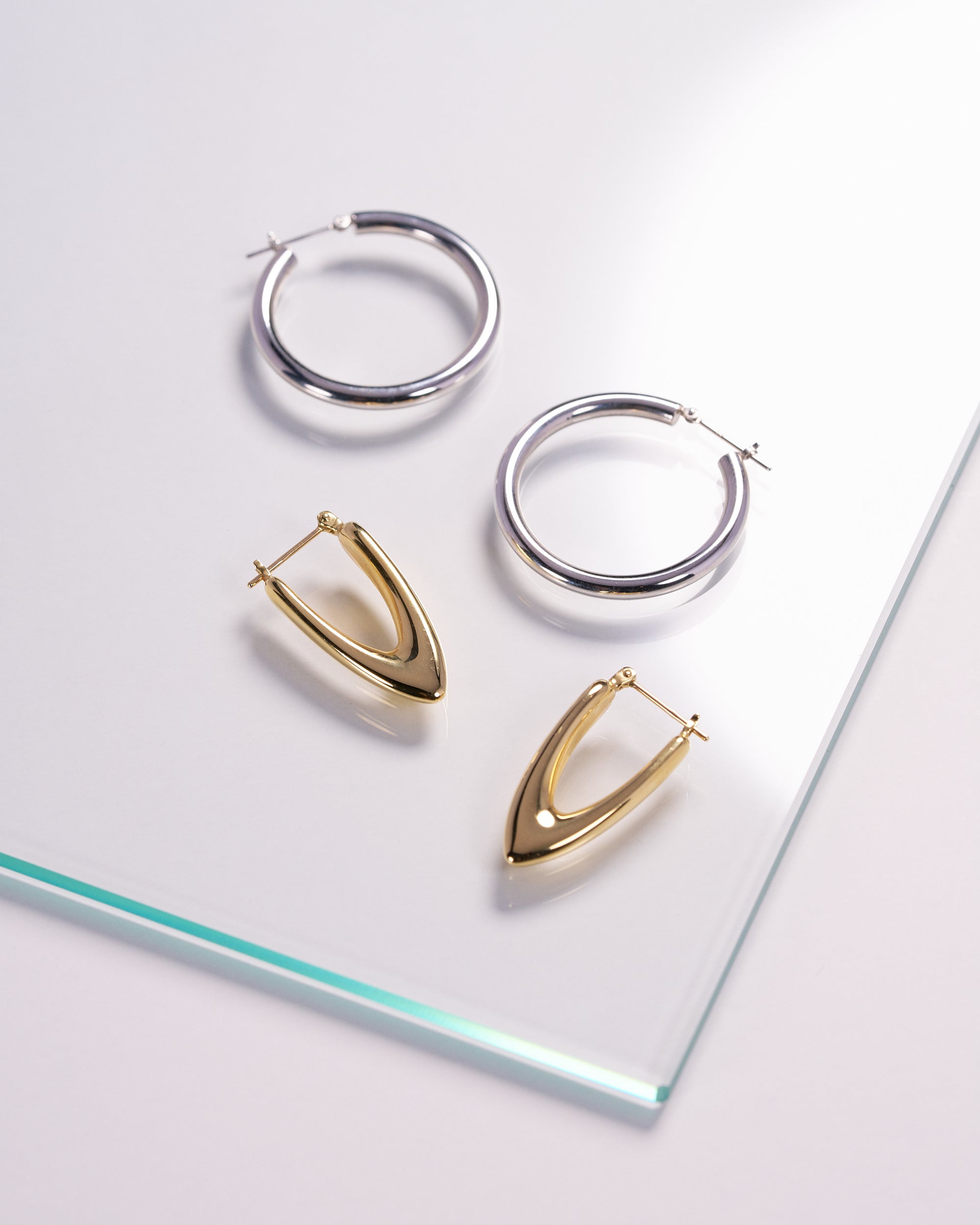 シルバーのシンプルフープピアスとゴールドの大ぶり地金ピアス｜440showroom 夏のピアスフェア