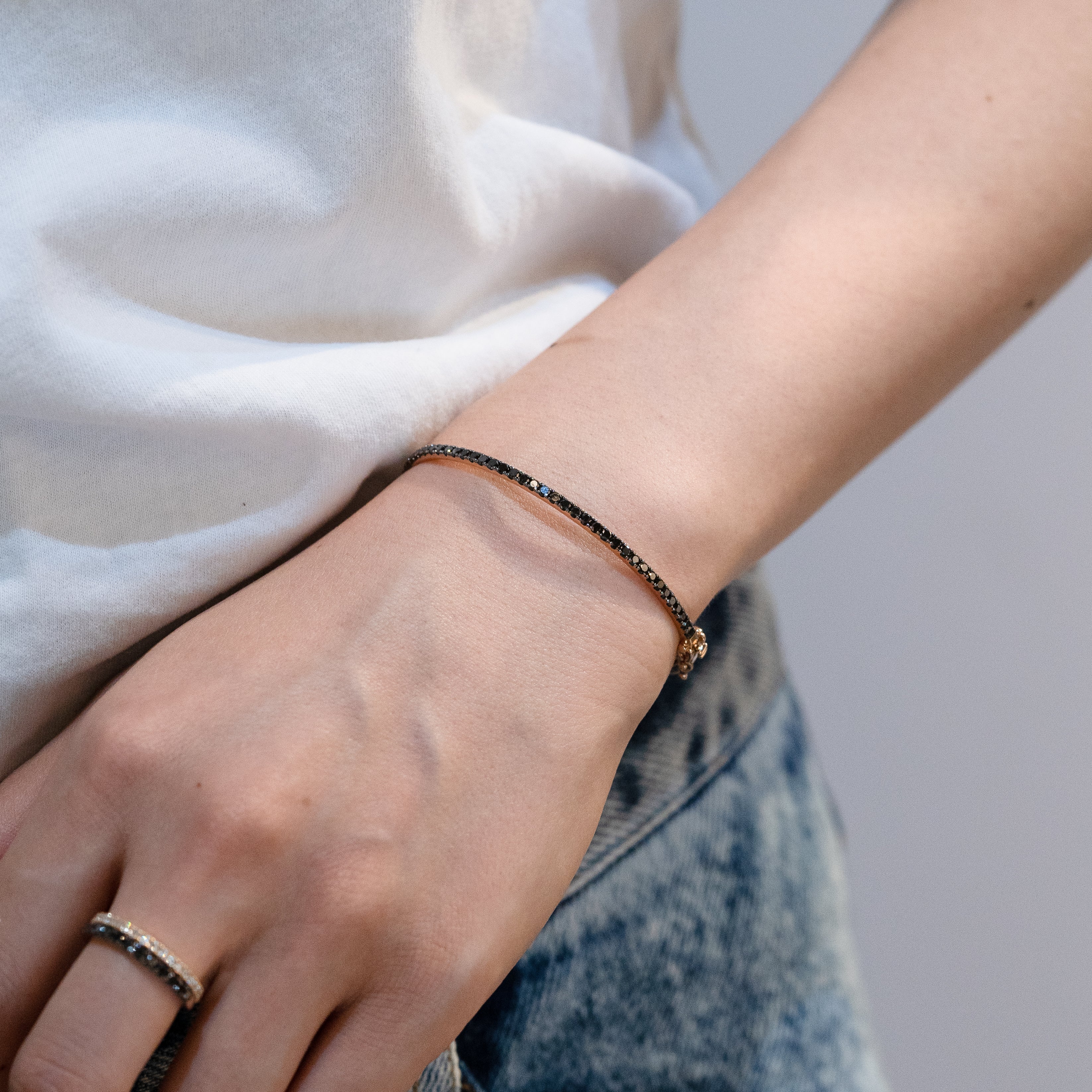 440 Basic ブラックダイヤモンド バングル 1ct 着用イメージ