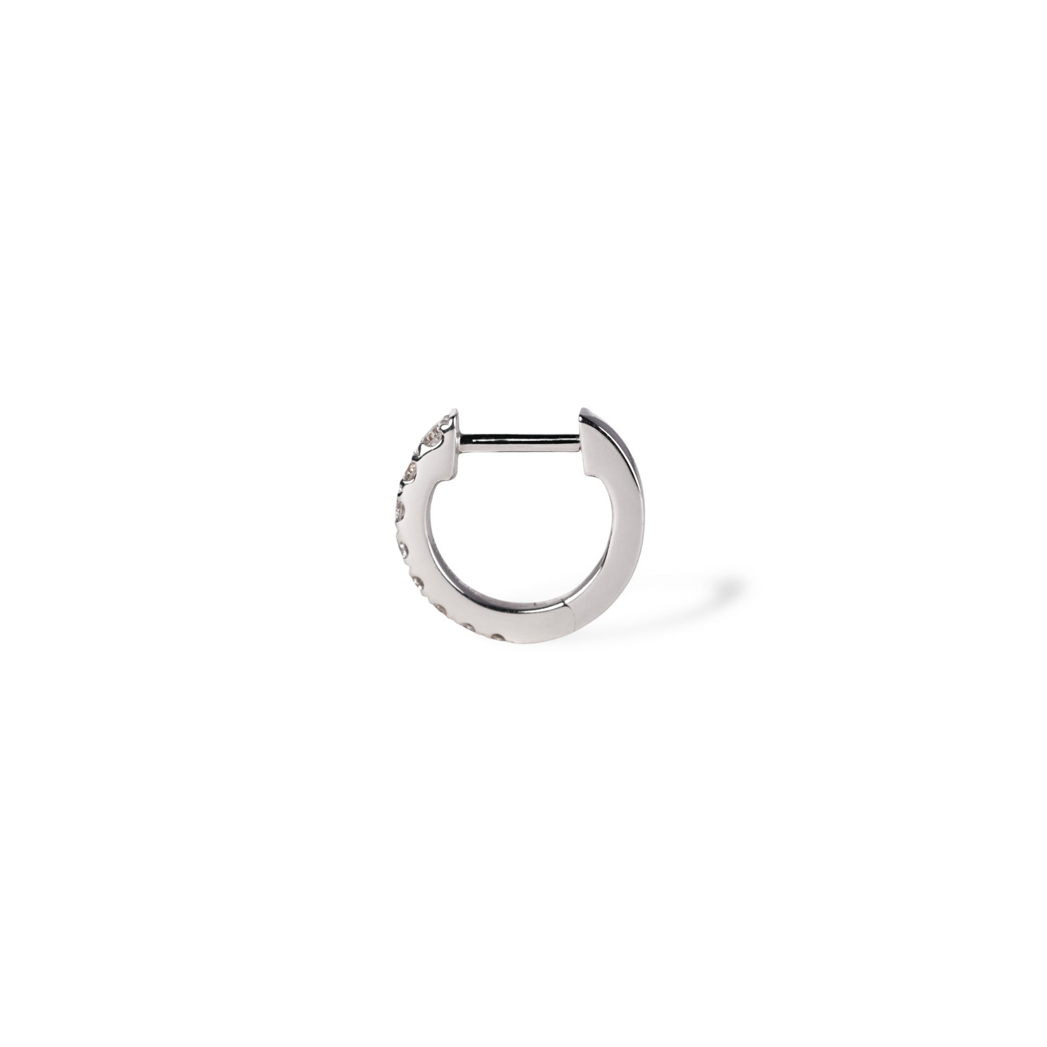 440 Basic ダイヤモンド フープピアス 10mm 耳元 クローズアップ