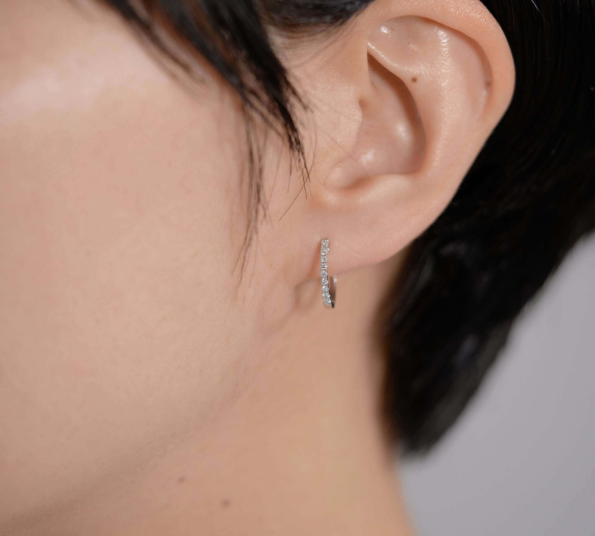 440 Basic ダイヤモンド フープピアス 14mm 着用イメージ