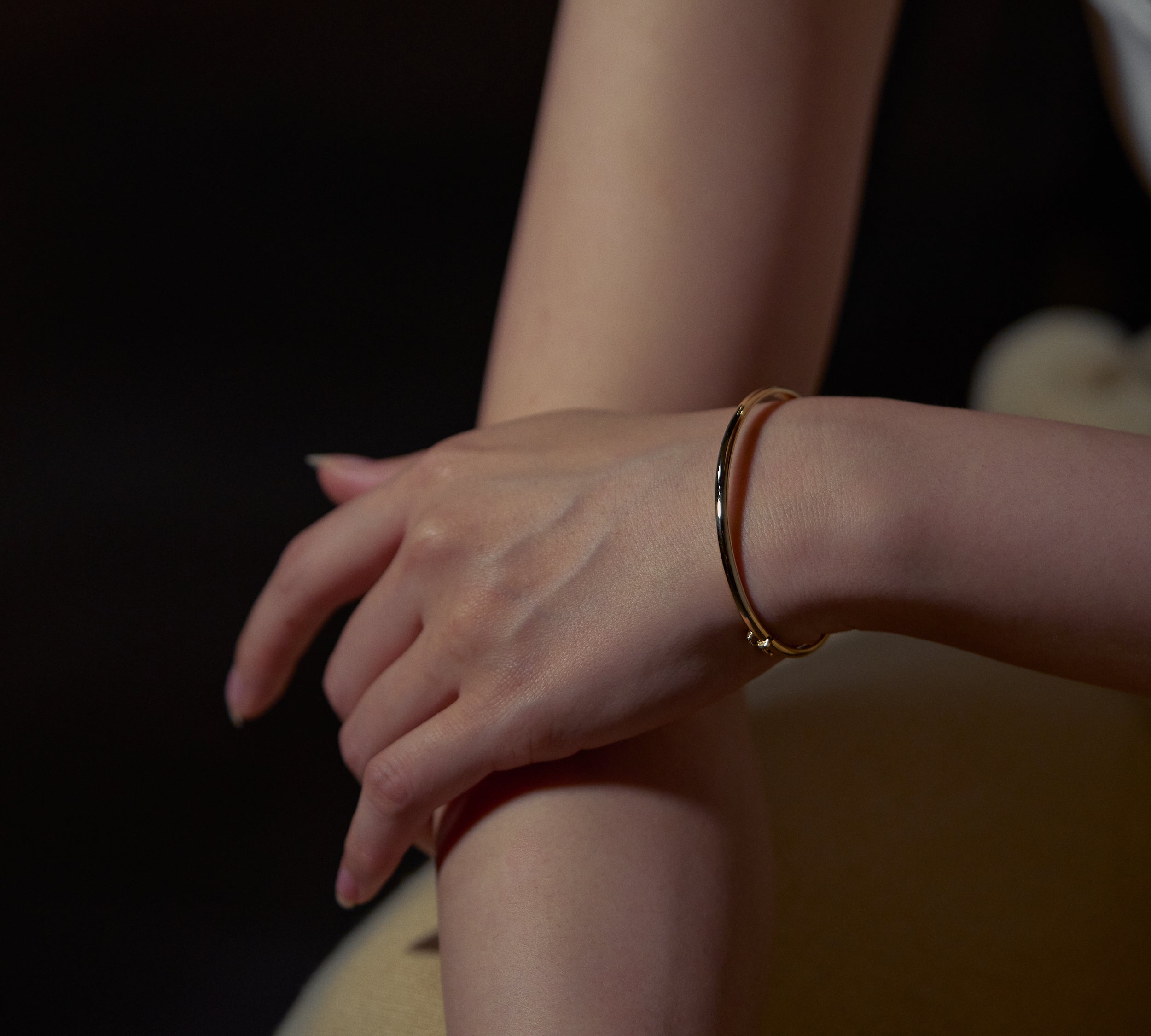 440 Basic バングル 甲丸ゴールド 着用イメージ