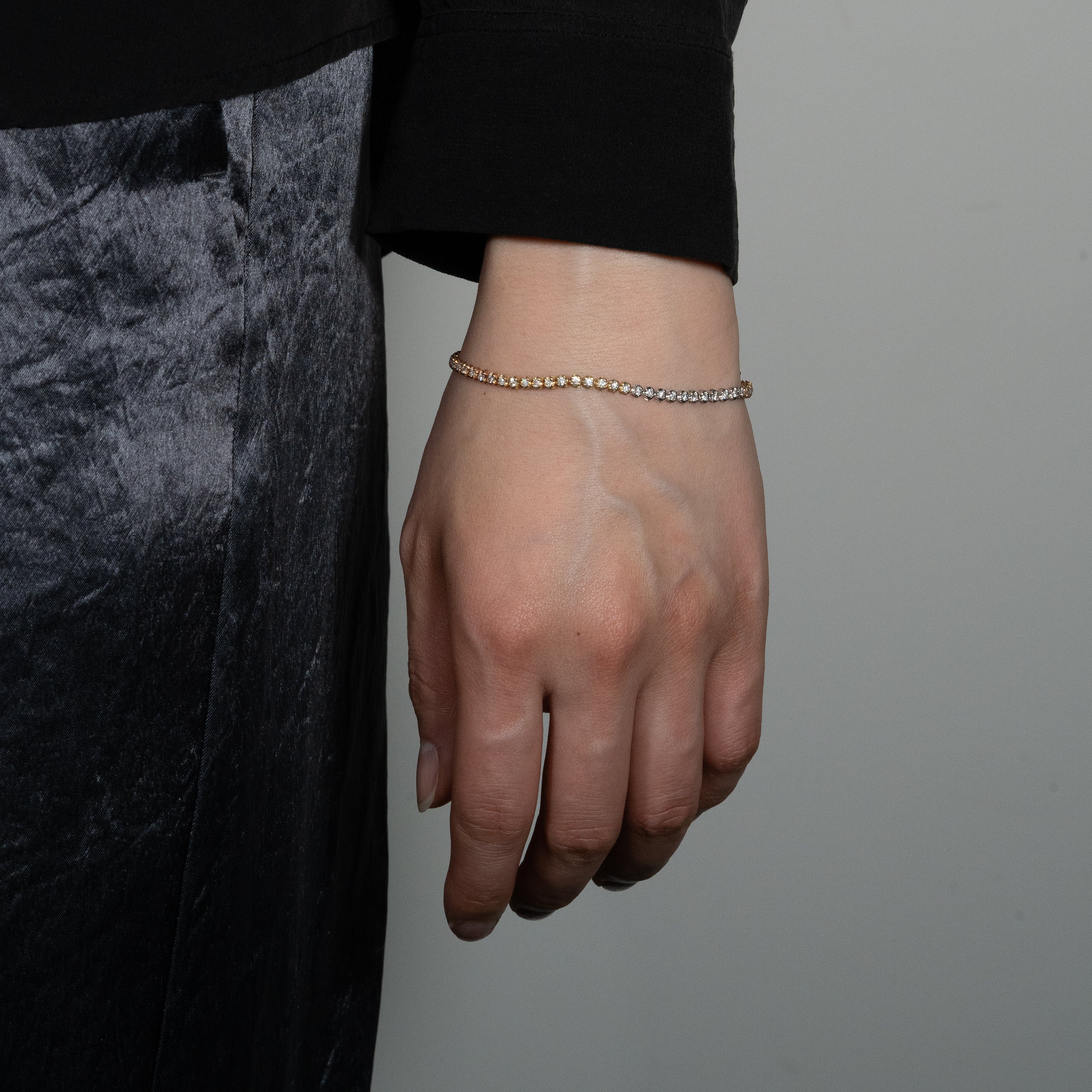 440 Basic 3color ダイヤモンド テニスブレスレット 1ct 着用 黒服2
