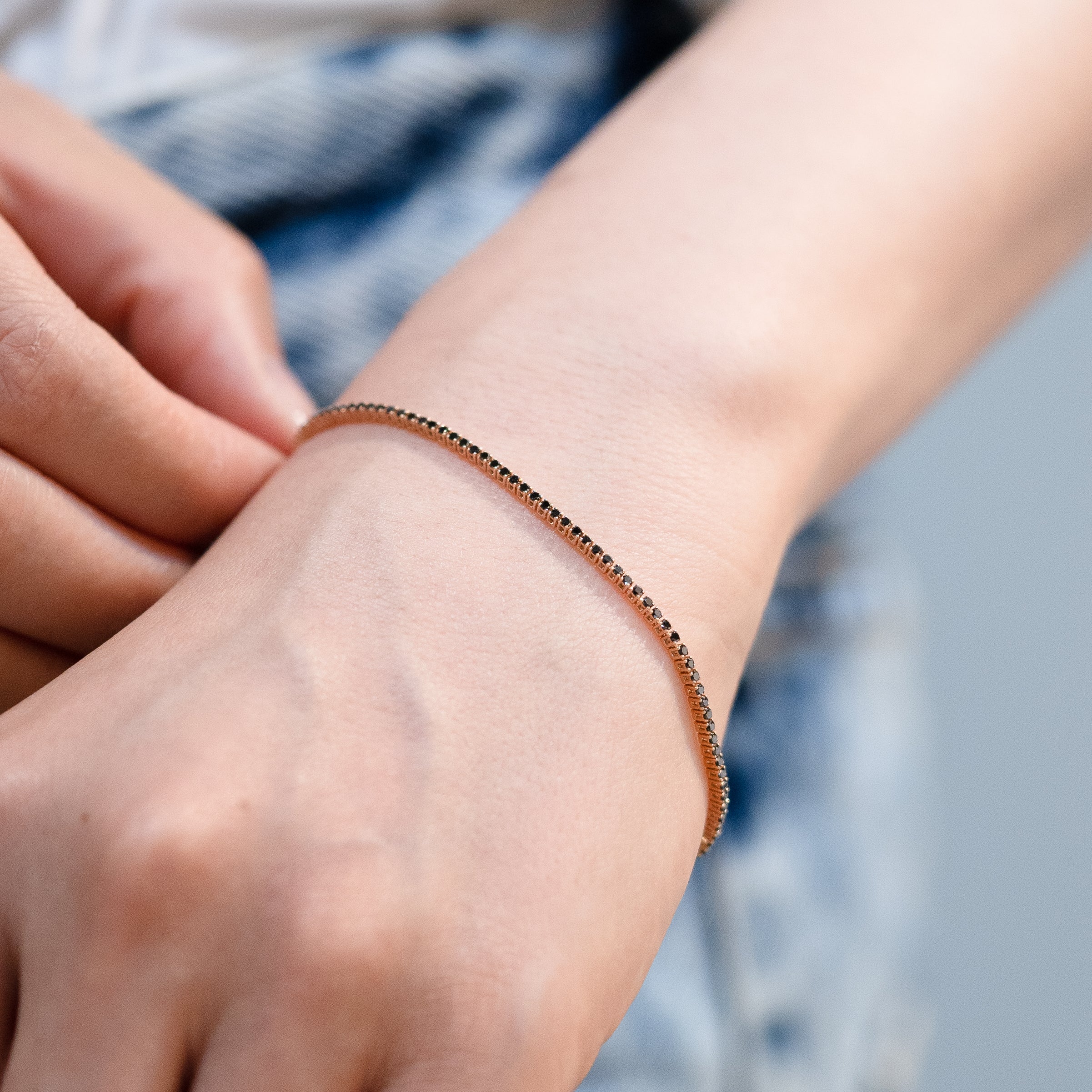 440 Basic Classic ブラックダイヤモンド テニスブレスレット 着用 デニム