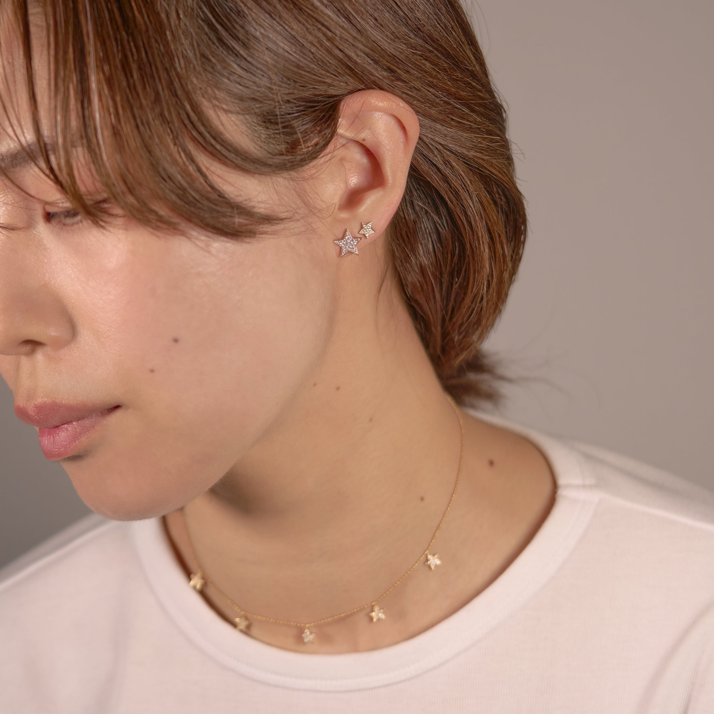 K18ダイヤモンドスターピアスを着用したモデル。華奢なラインと上品な存在感。