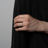 440 Basic Zigzag リング 着用 黒服