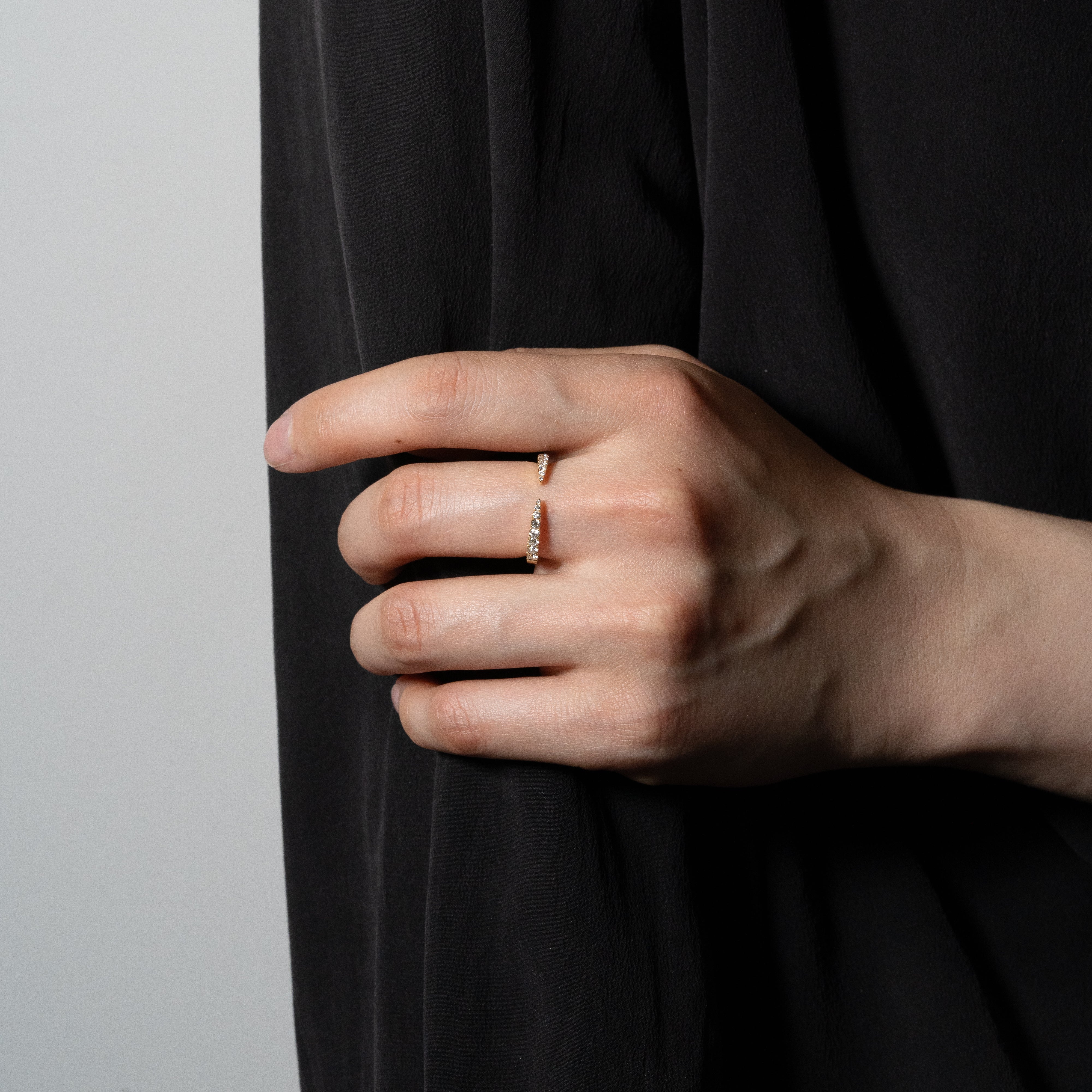 Art Déco Modernism no.20 リング 着用 黒服