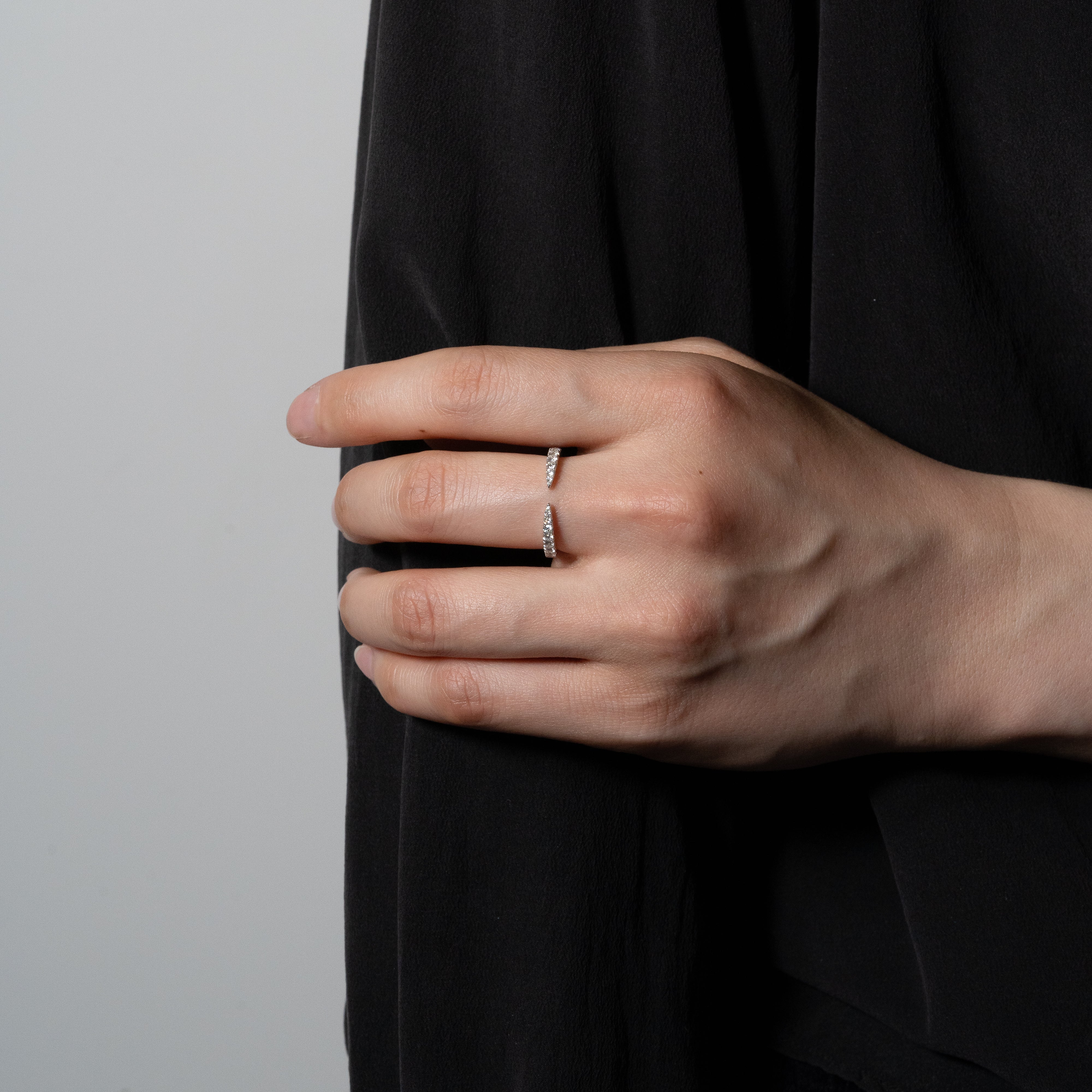 Art Déco Modernism no.20 リング 着用 黒服2