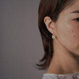 ダイヤモンド フラワー ピアス 着用イメージ