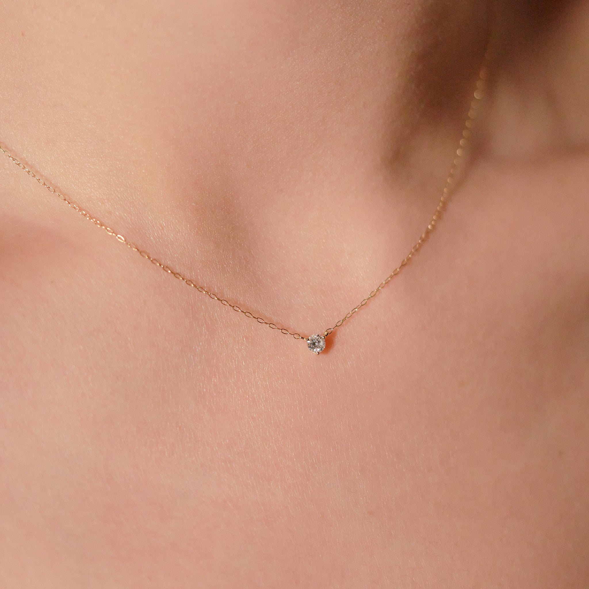 ダイヤモンド ネックレス 0.136ct 着用イメージ 胸元