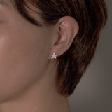 Evence Star ダイヤモンド ピアス 耳元 クローズアップ