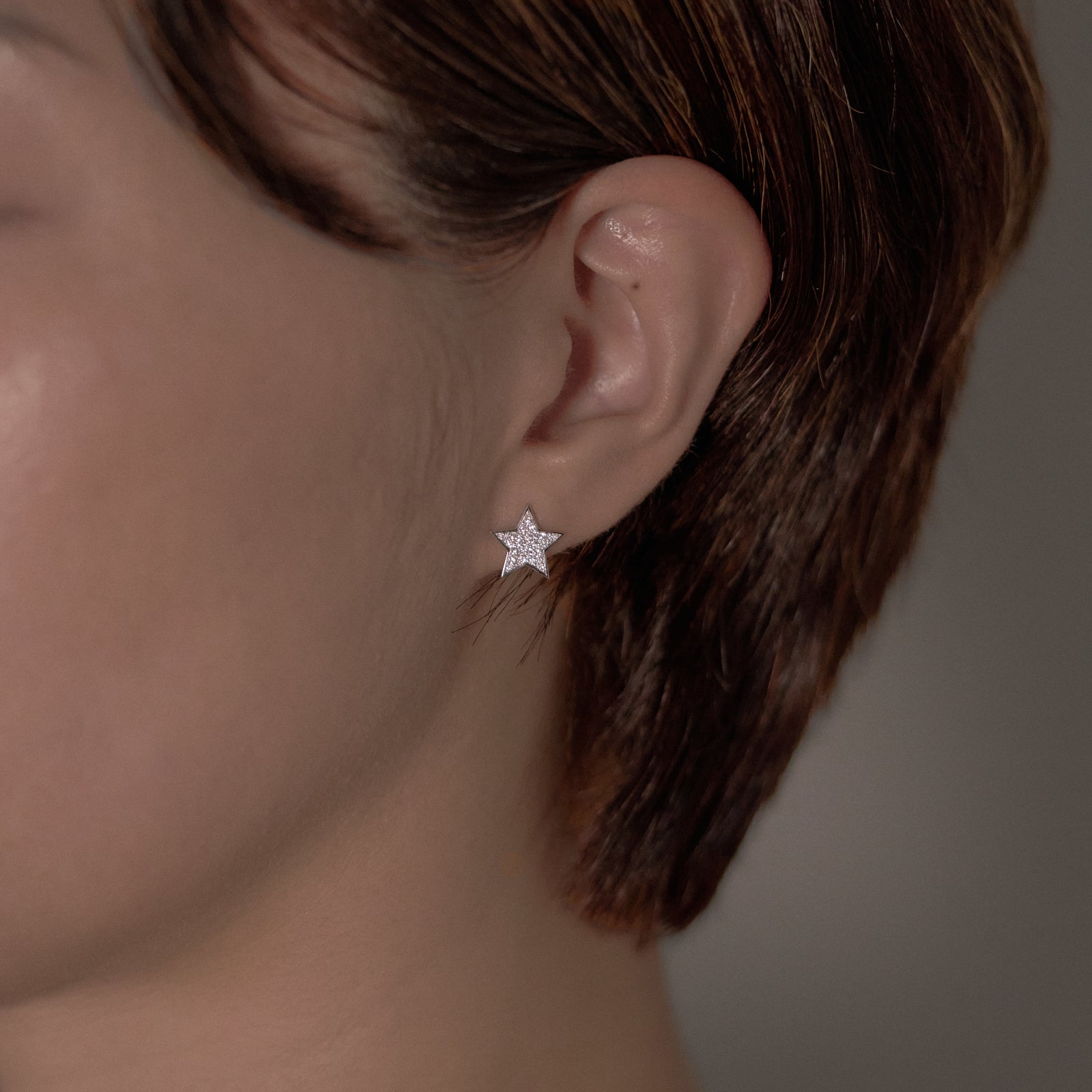 Evence Star ダイヤモンド ピアス 耳元 クローズアップ