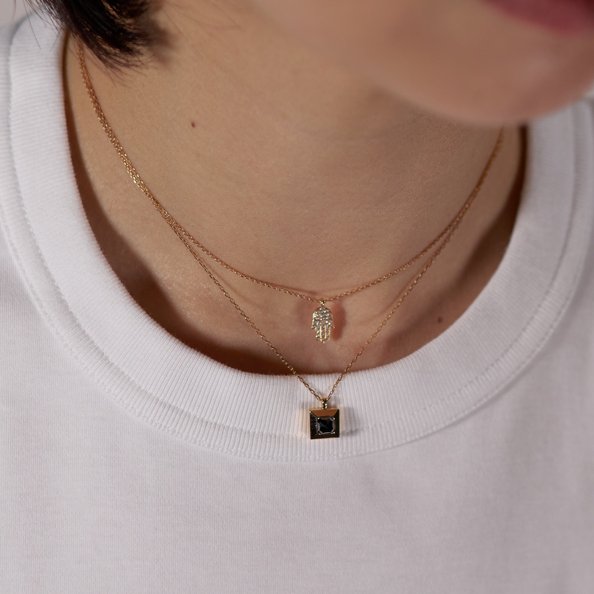 Hand ダイヤモンド ネックレス 着用 胸元