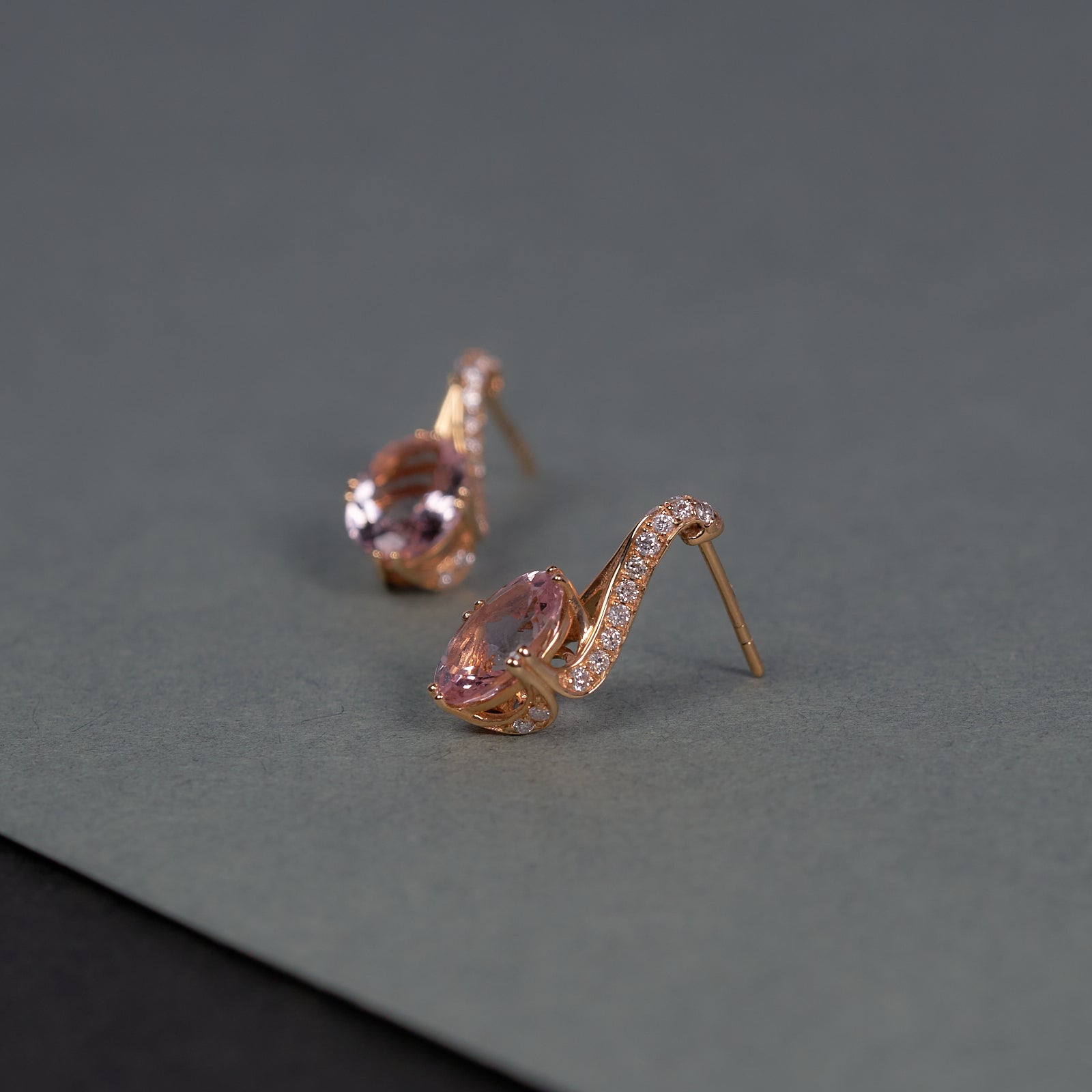 モルガナイト スティレット ピアス 別角度