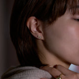 Murmur ダイヤモンド フェザー ピアス 着用イメージ