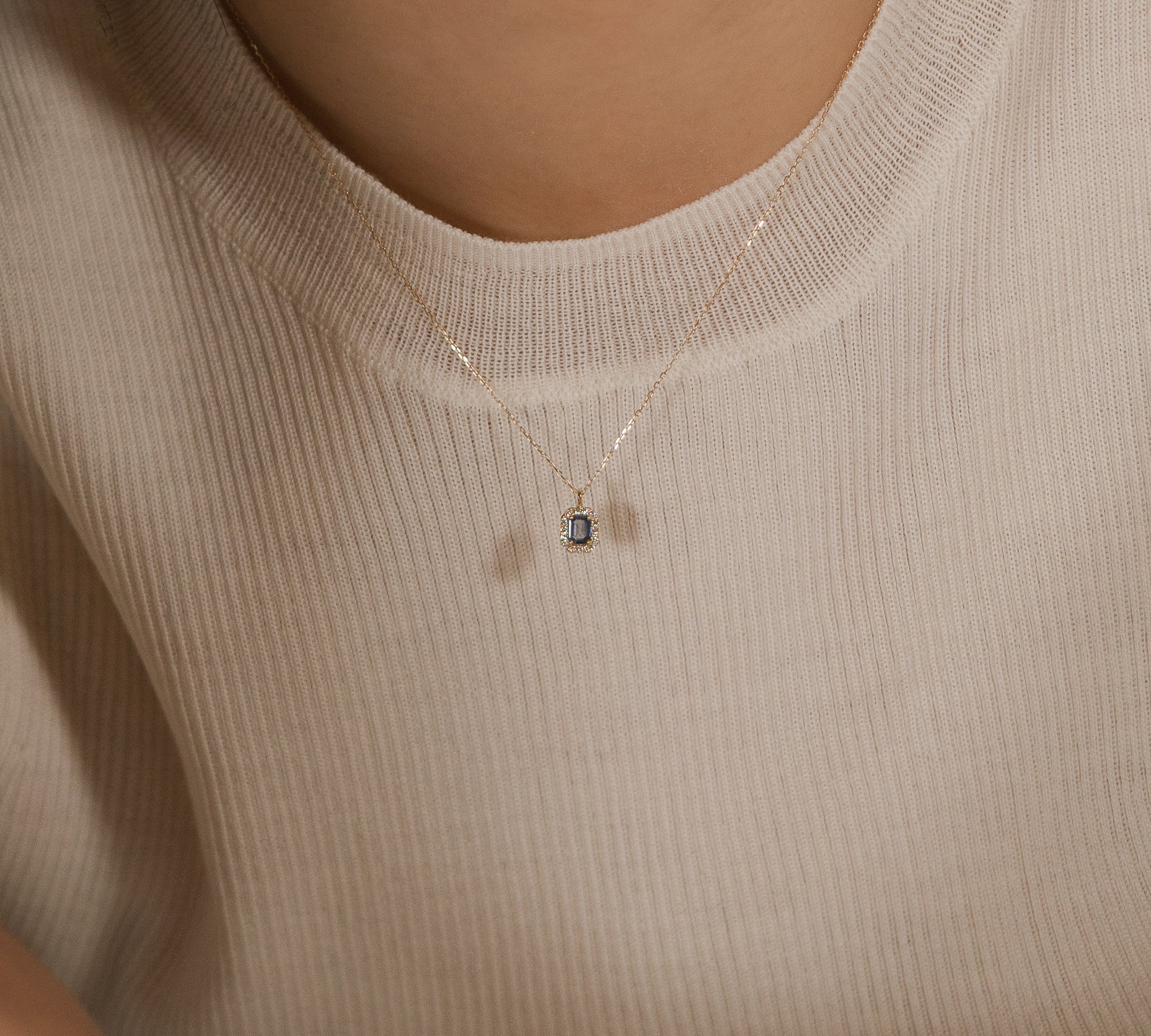 ファンシーサファイア ネックレス ブルー 着用イメージ