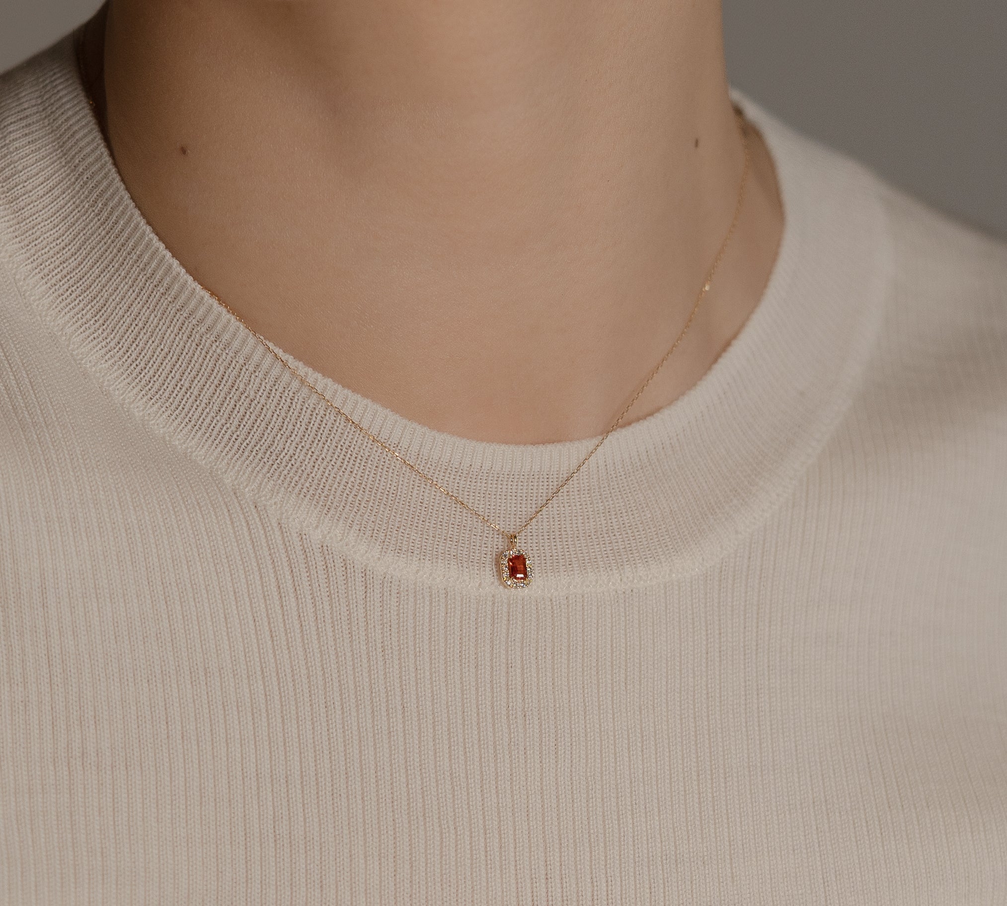 ファンシーサファイア ネックレス 着用イメージ