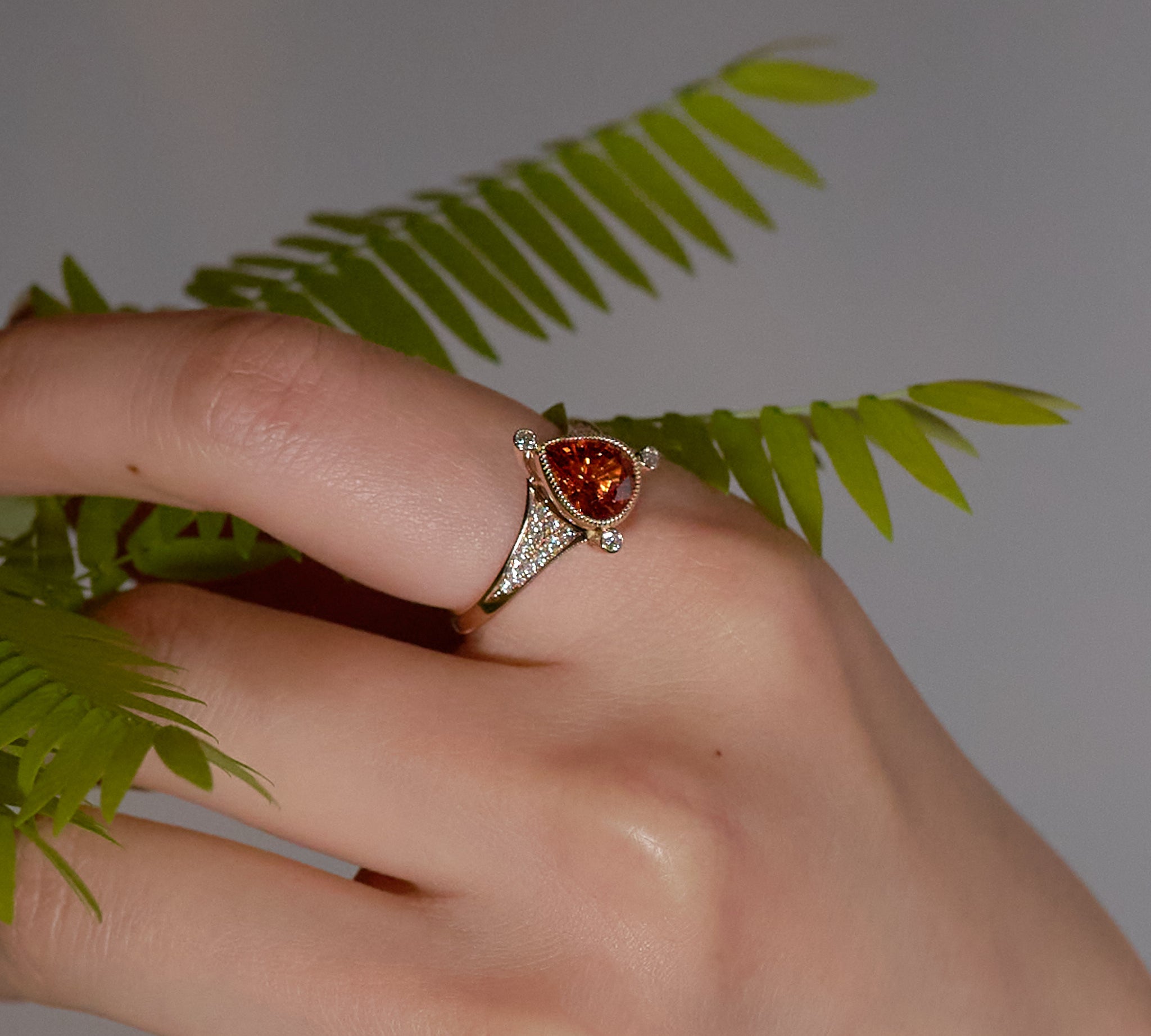 ParVert スペサルティンガーネット リング 2.42ct 着用イメージ