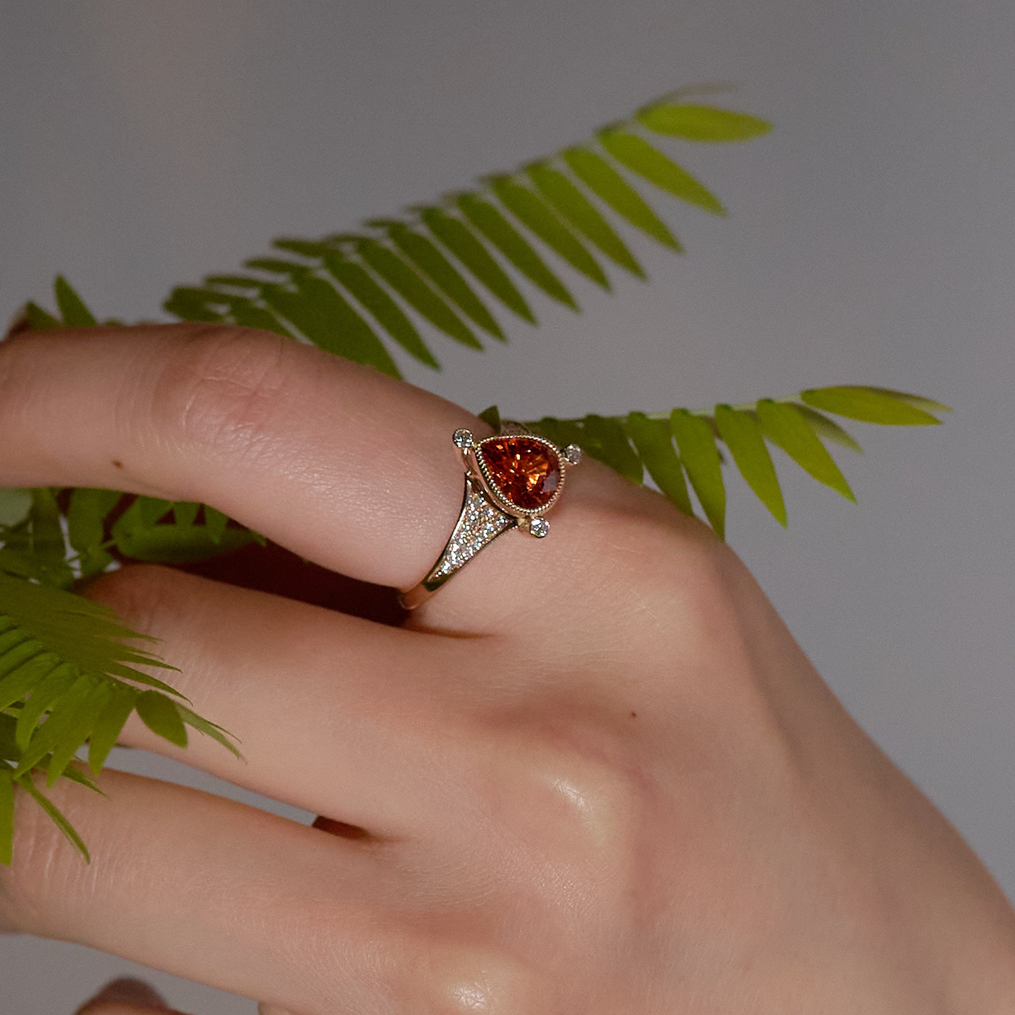 ParVert スペサルティンガーネット リング 2.42ct 着用イメージ