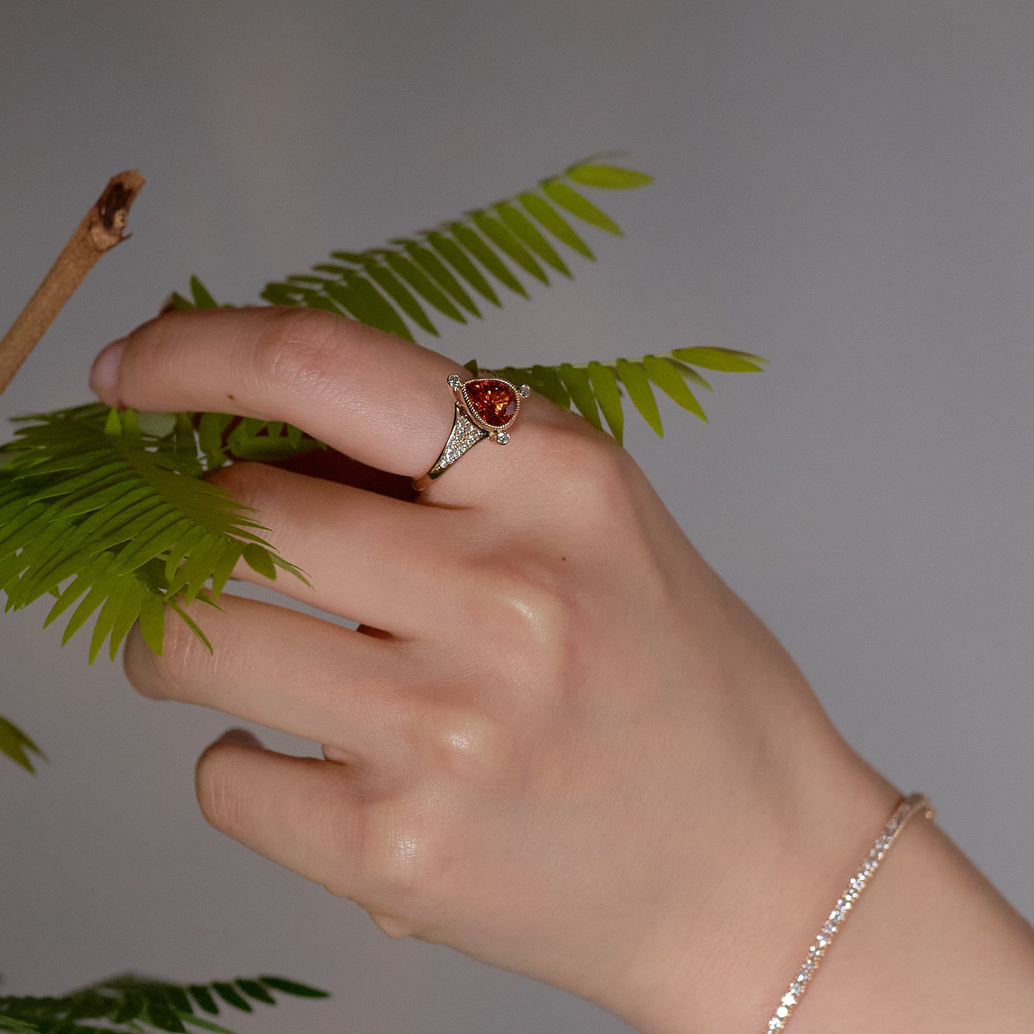 ParVert スペサルティンガーネット リング 2.42ct 着用 クローズアップ