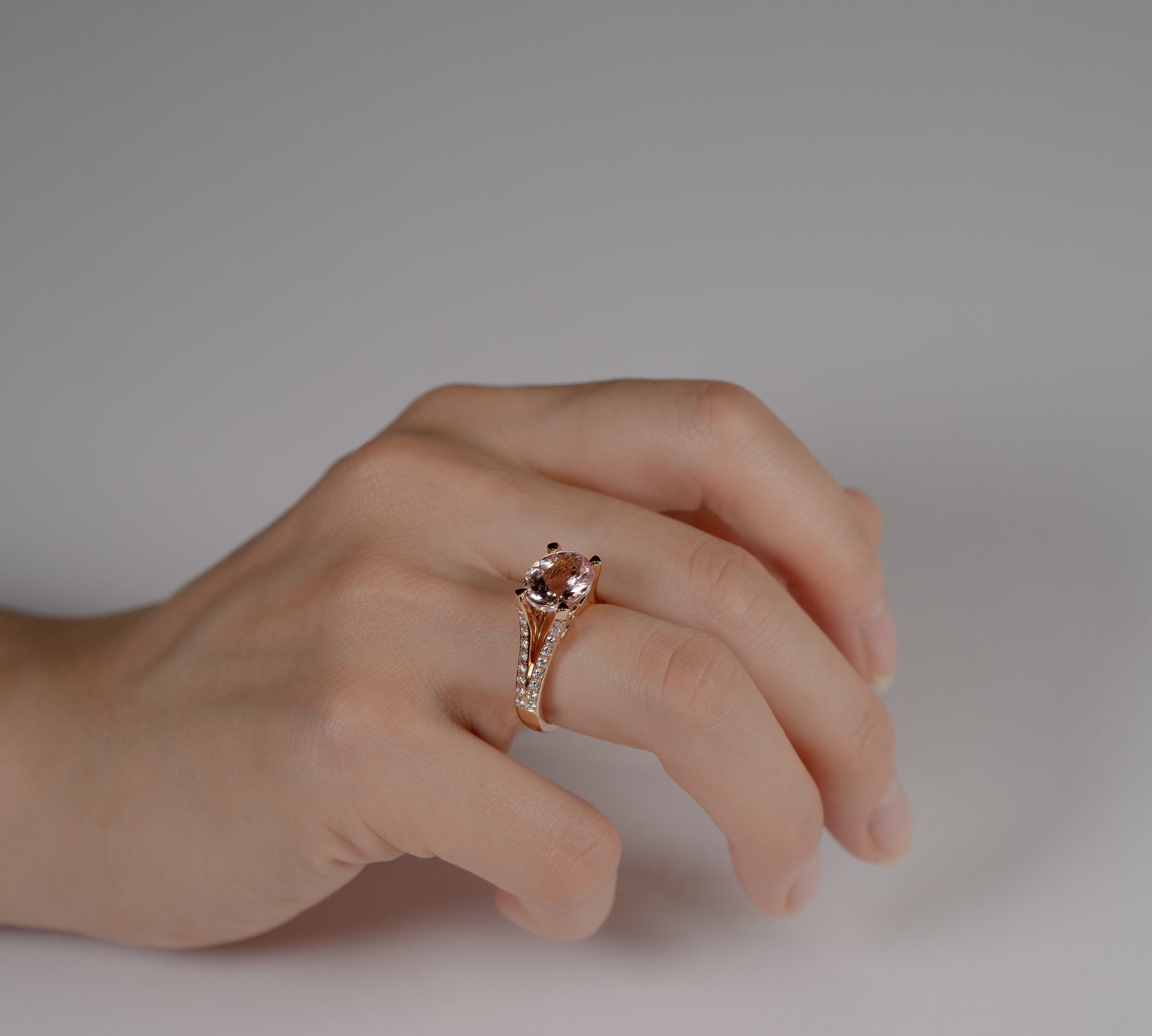 モルガナイト リング 1.84ct 着用イメージ