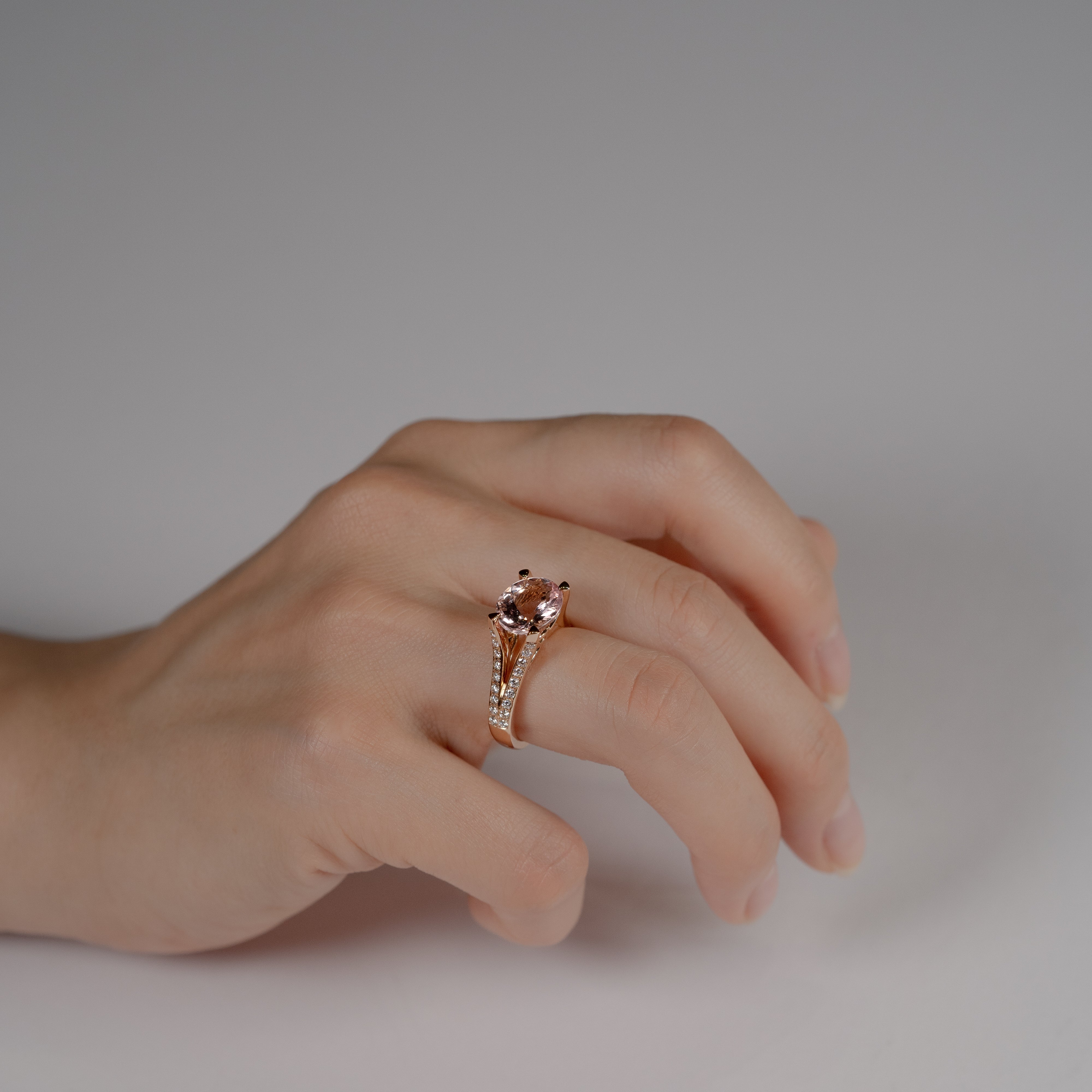 モルガナイト リング 1.84ct 着用イメージ