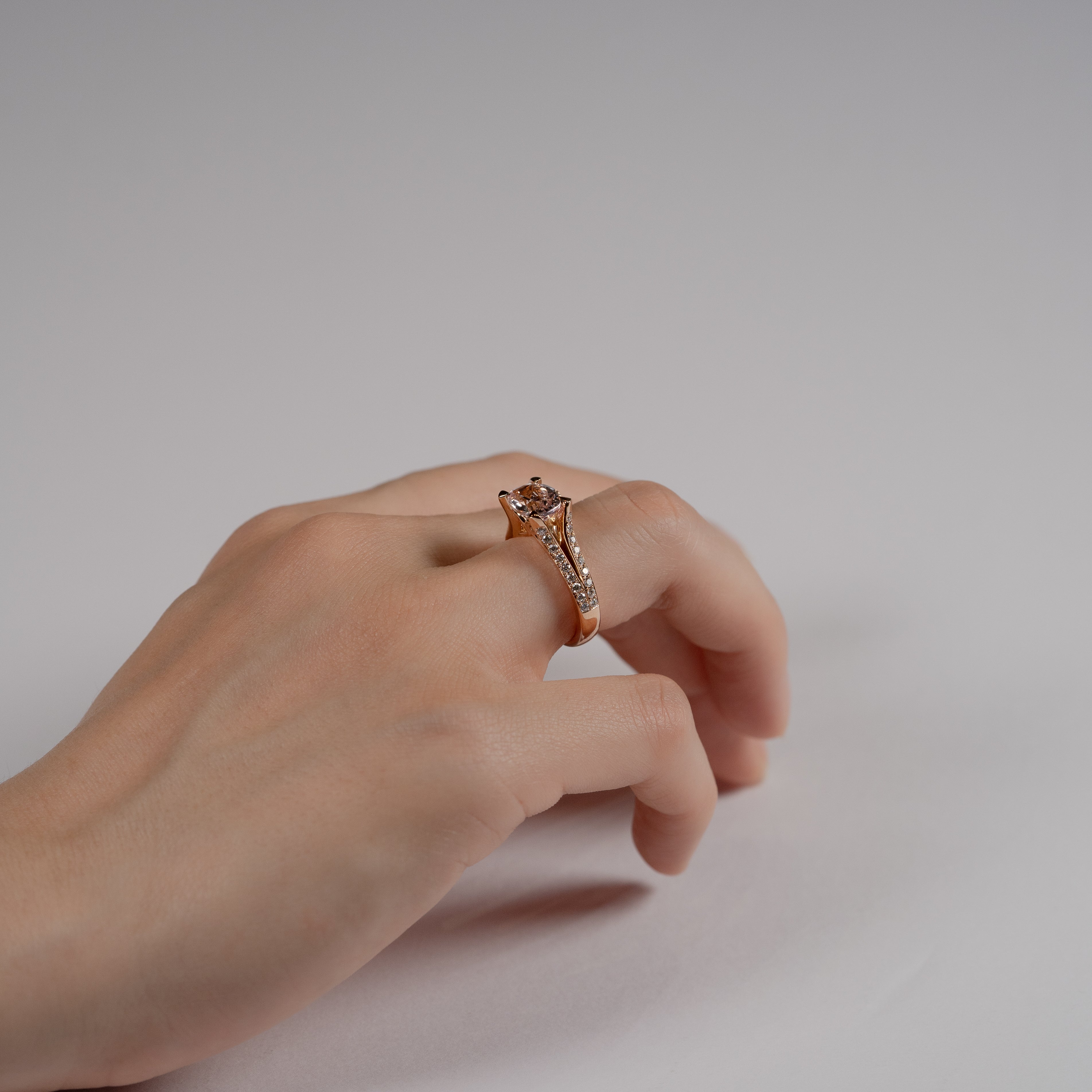 モルガナイト リング 1.84ct 着用 横