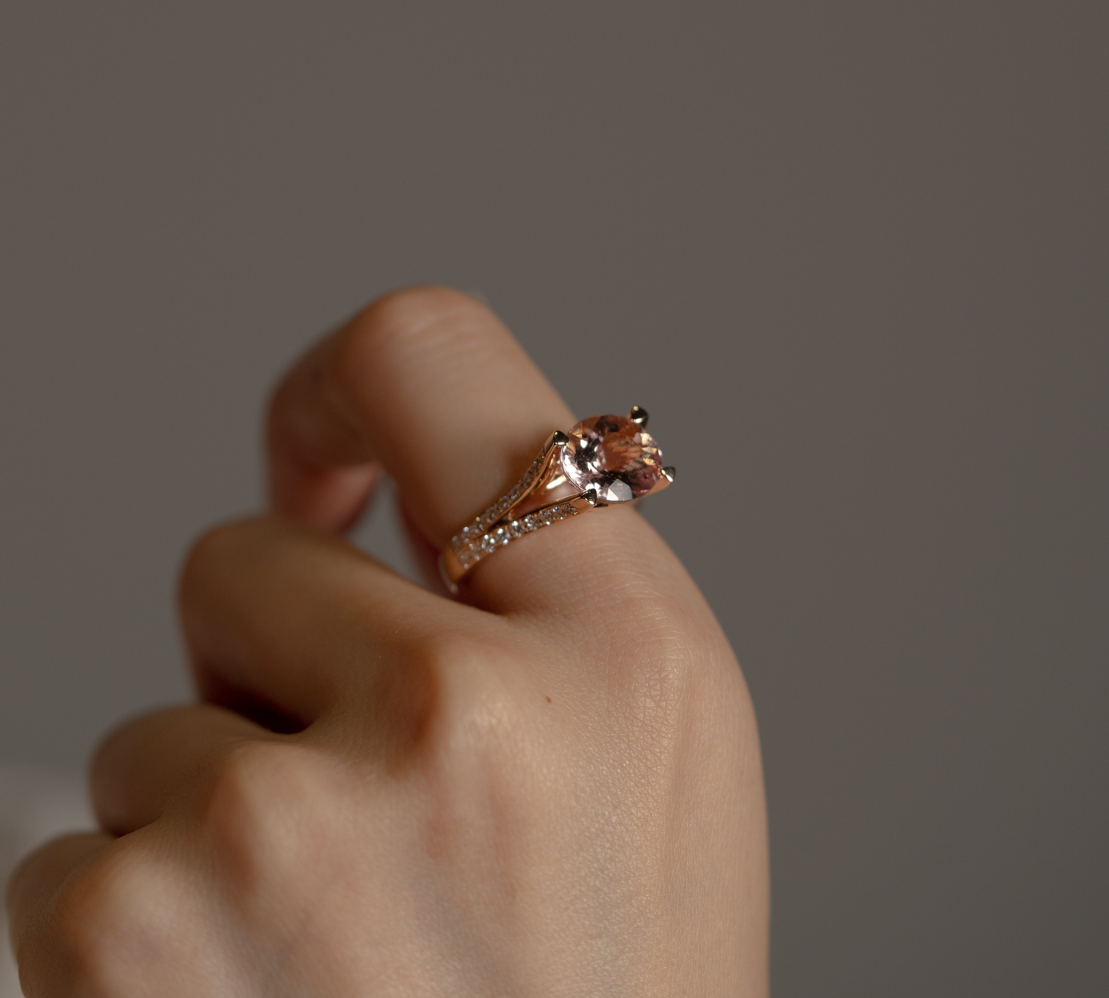 モルガナイト リング 3.24ct 着用イメージ