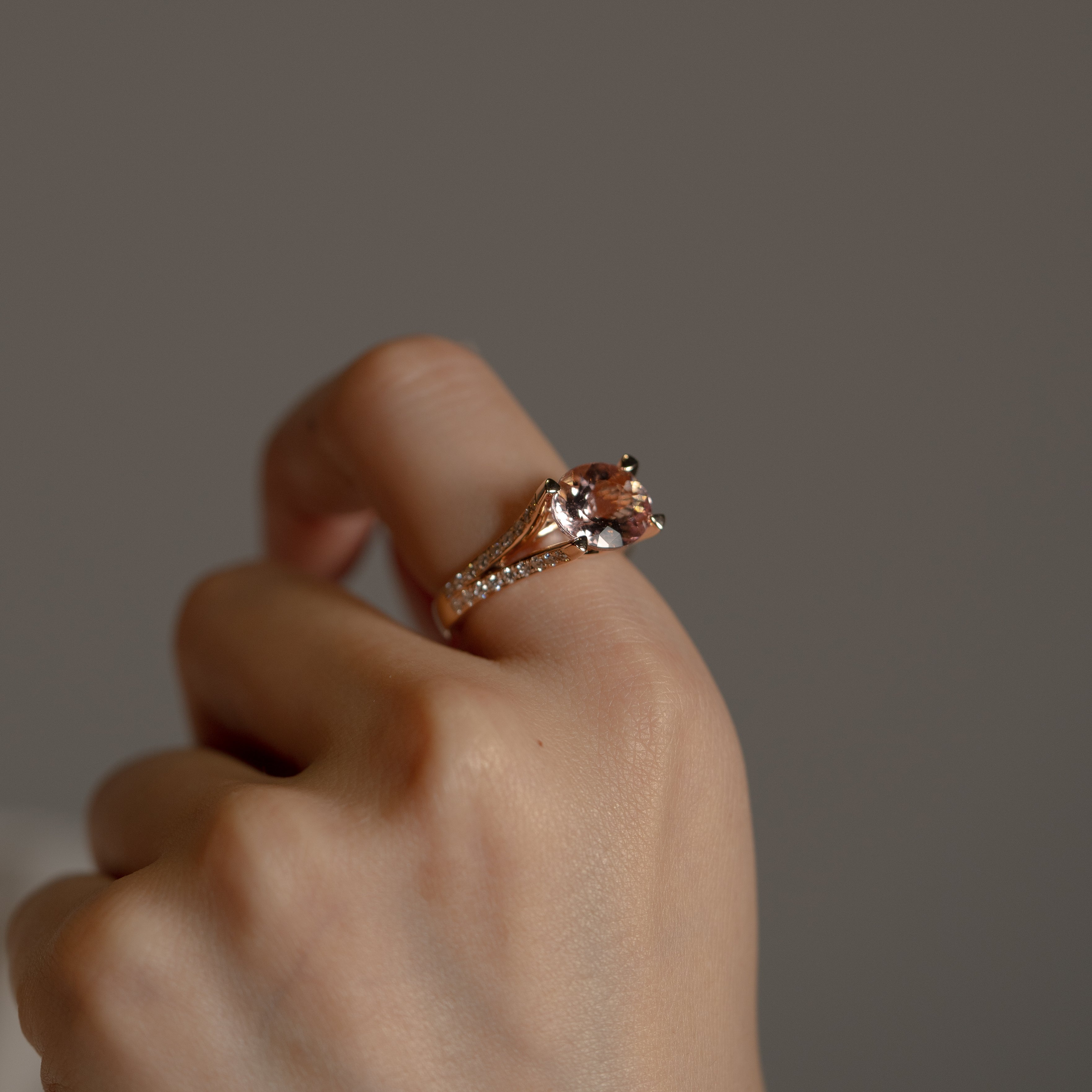 モルガナイト リング 3.24ct 着用イメージ