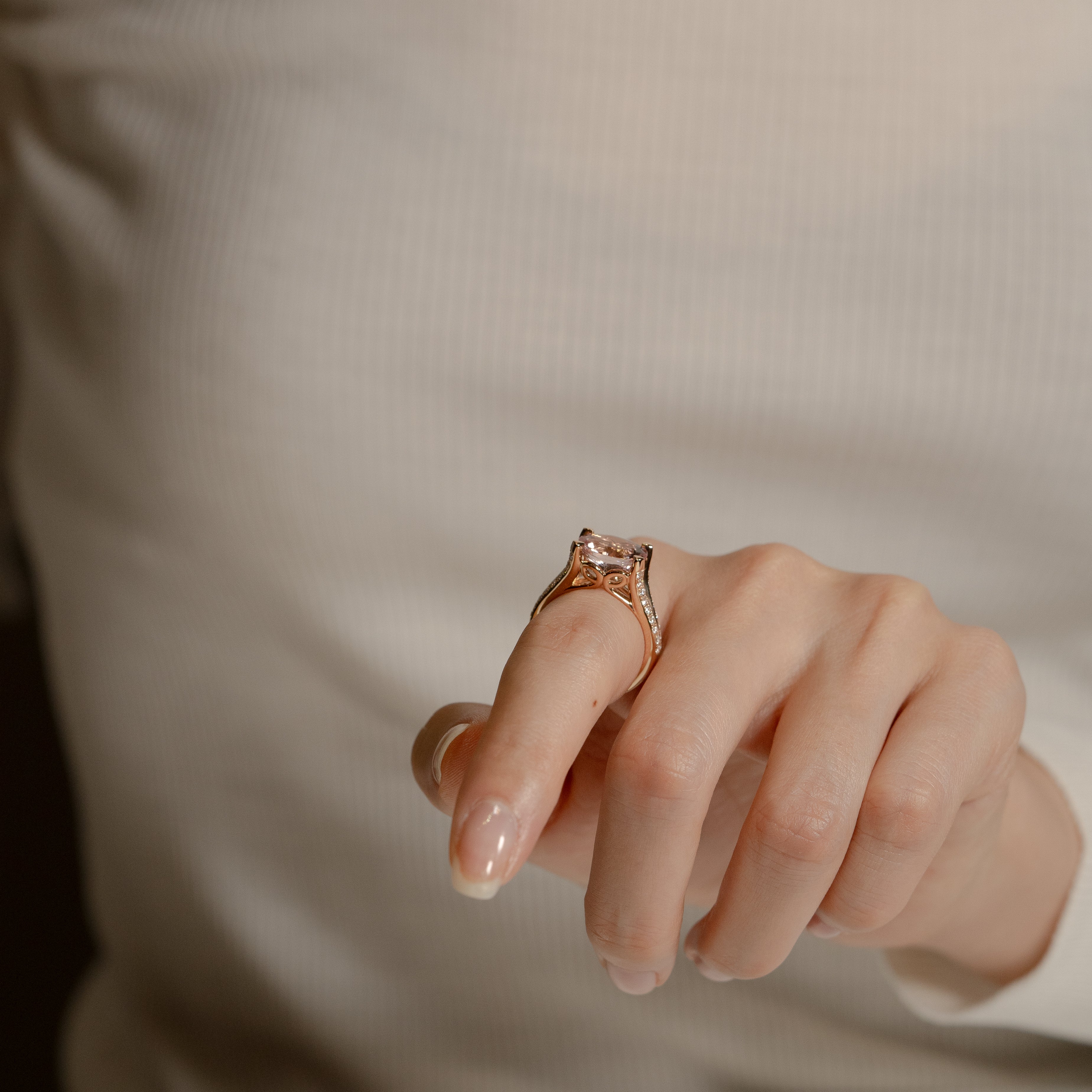 モルガナイト リング 3.24ct 着用 別角度