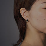 Water Lip Emotion オニキス ピアス 着用イメージ